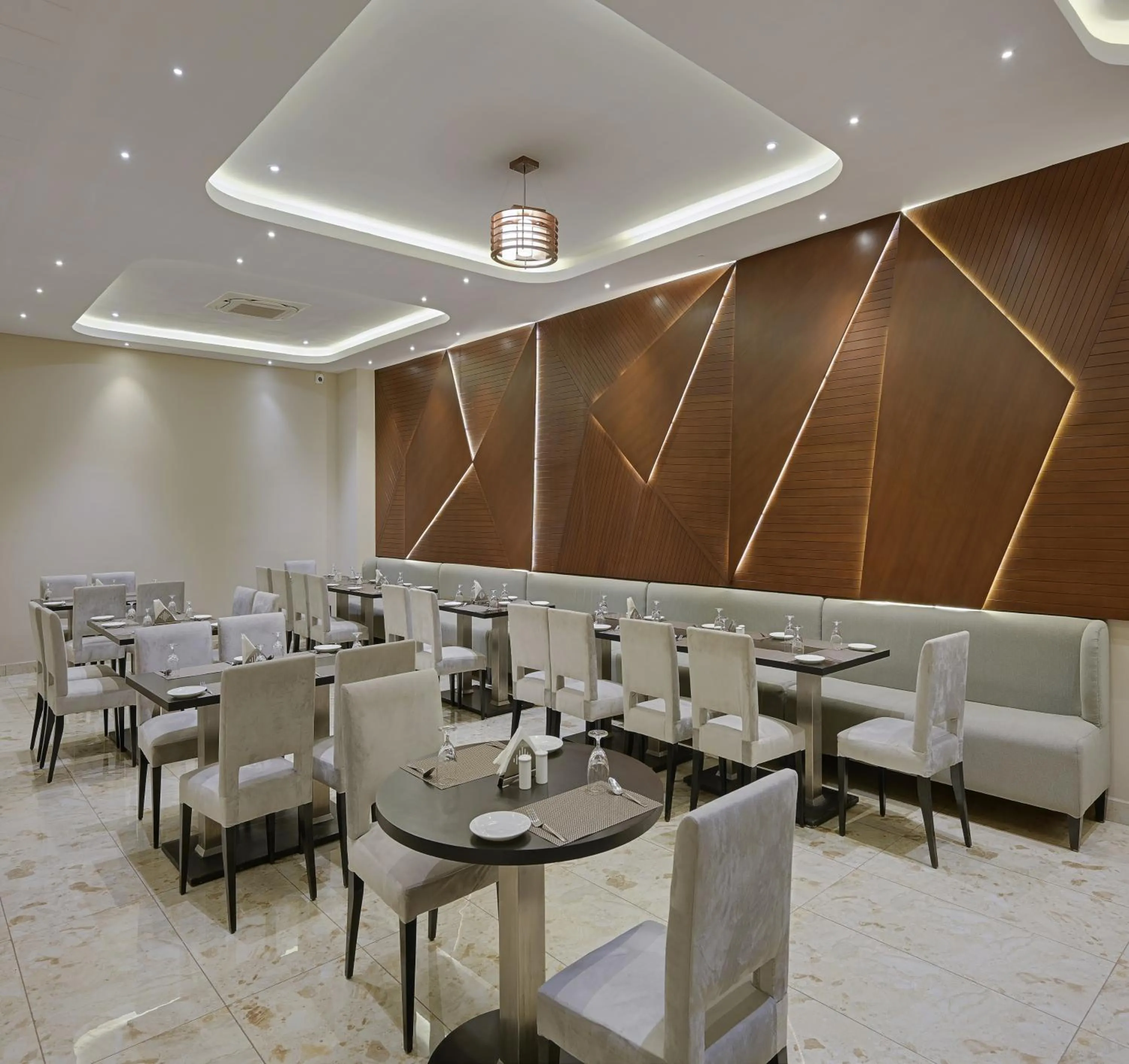 Restaurant/places to eat in Red Tullip MD Valley Resort and Spa