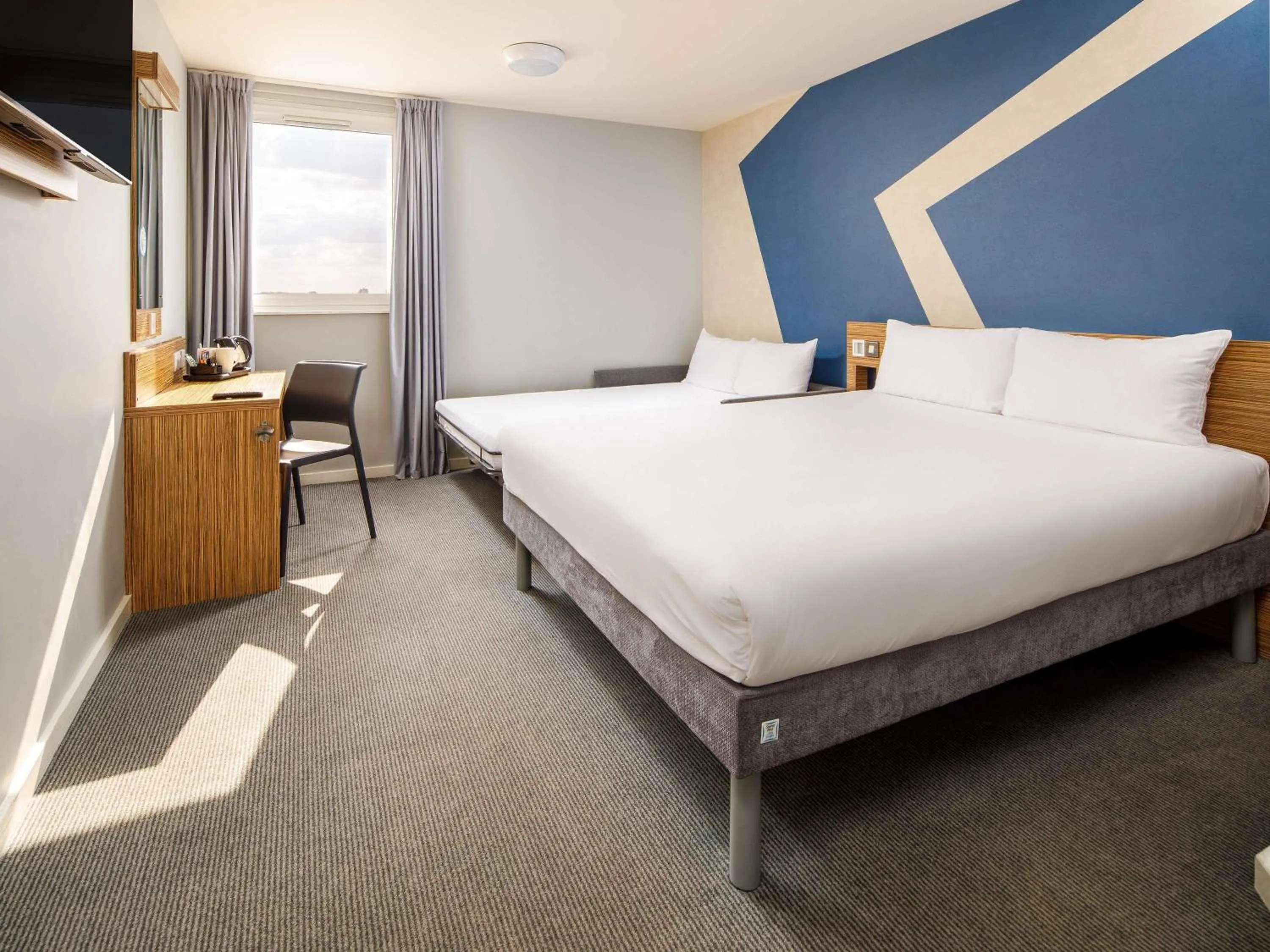 Bedroom, Bed in ibis budget London Heathrow Central