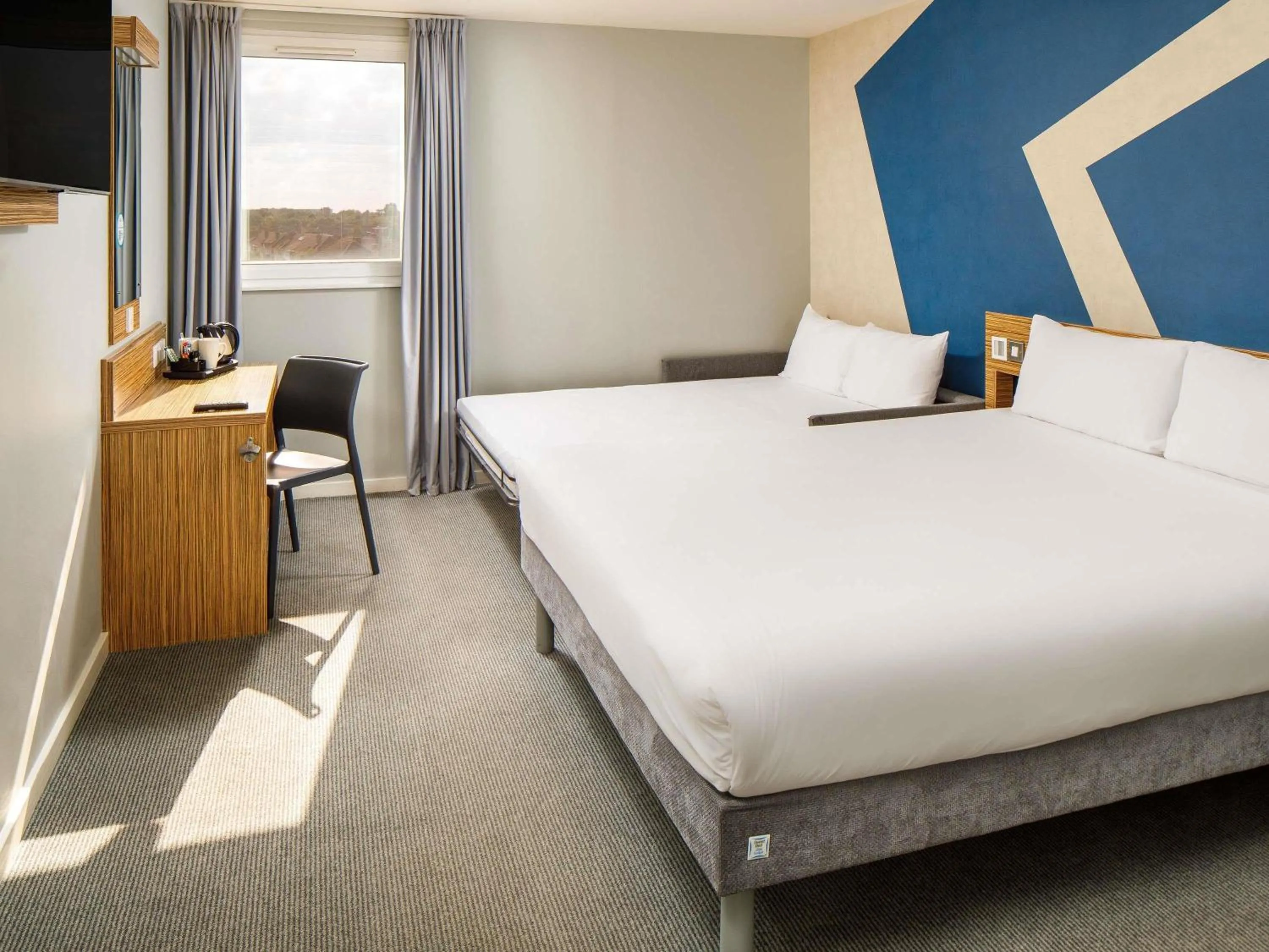 Bedroom, Bed in ibis budget London Heathrow Central