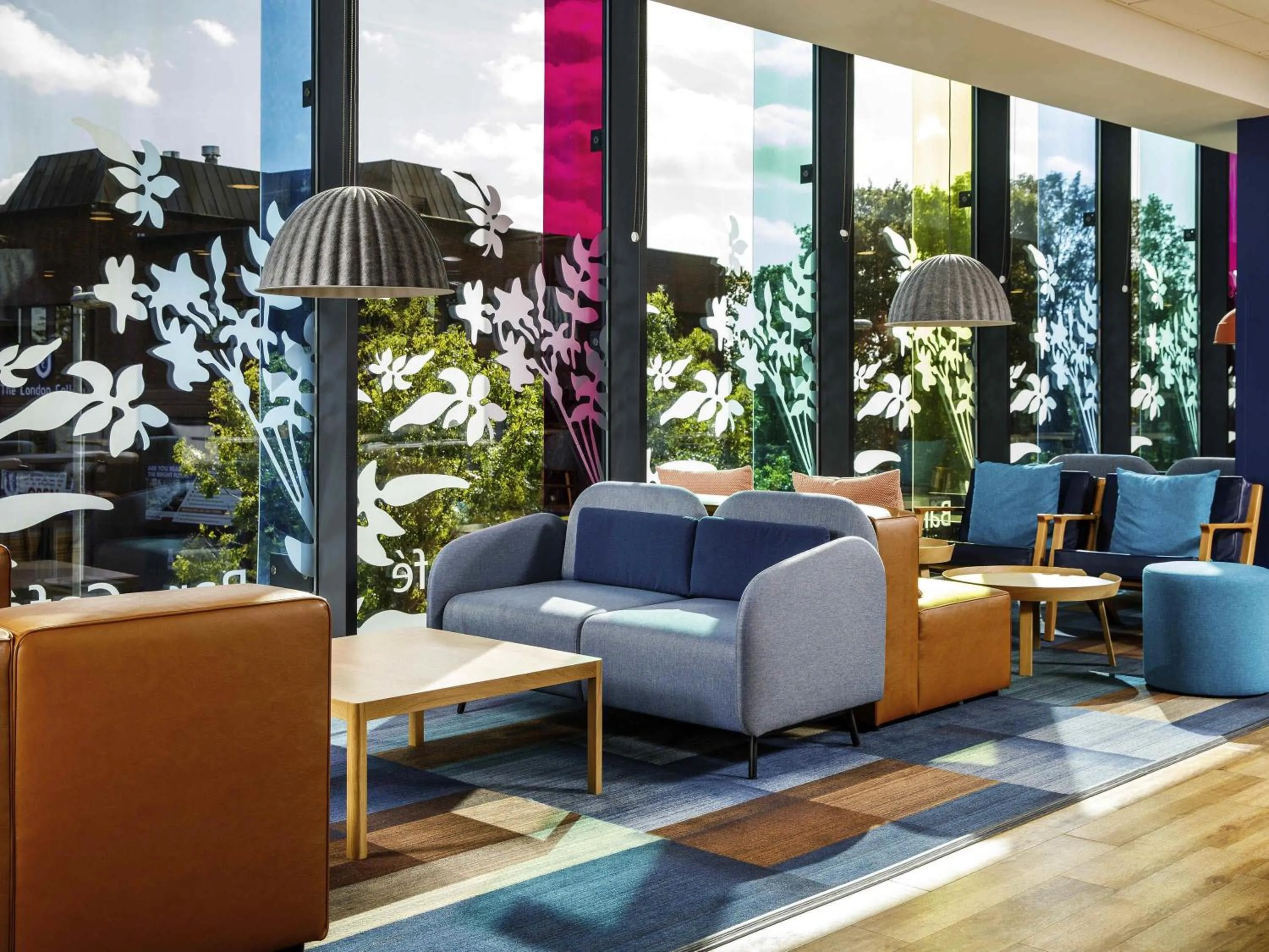 Lounge or bar in ibis budget London Heathrow Central