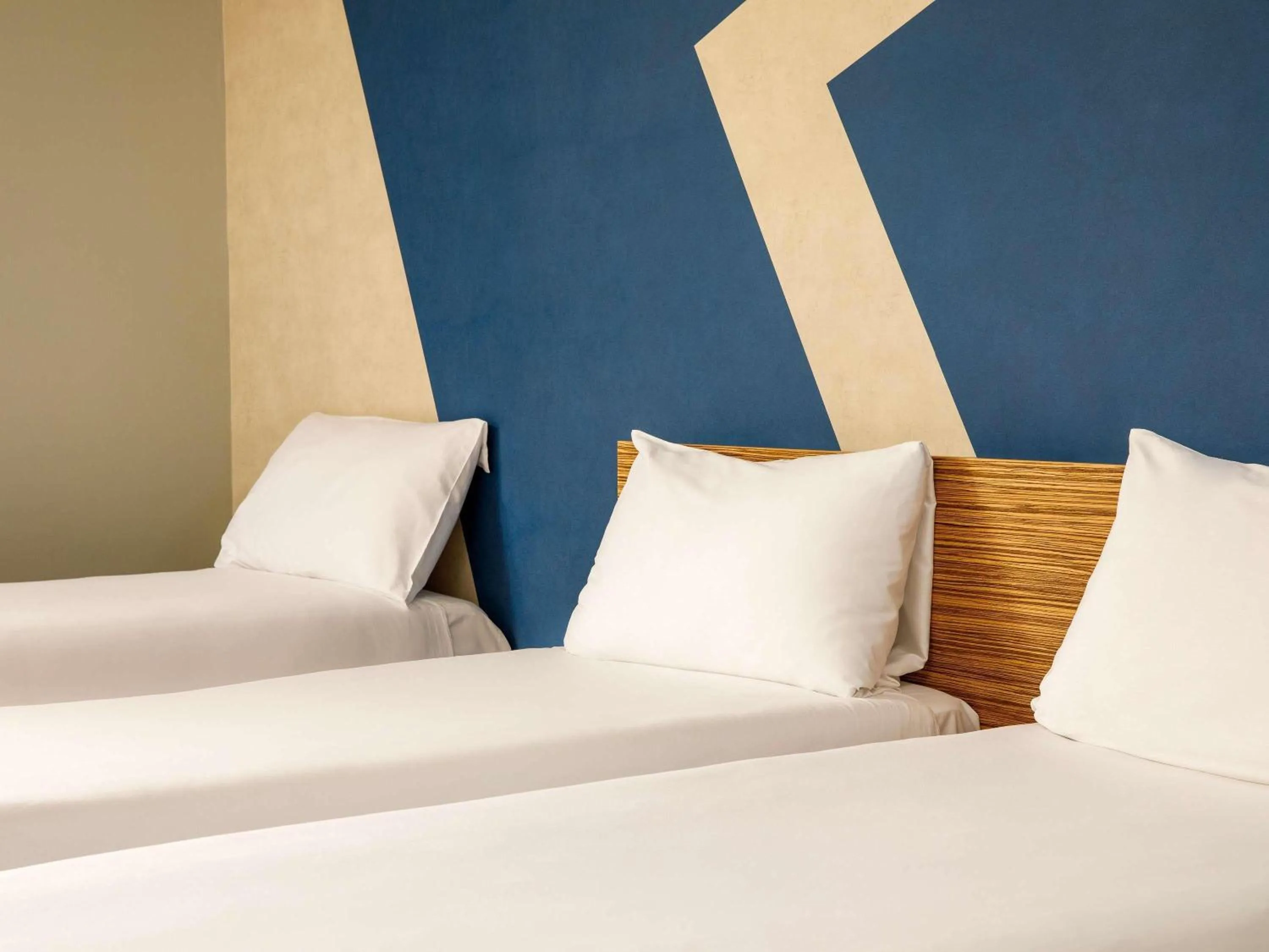 Bedroom, Bed in ibis budget London Heathrow Central