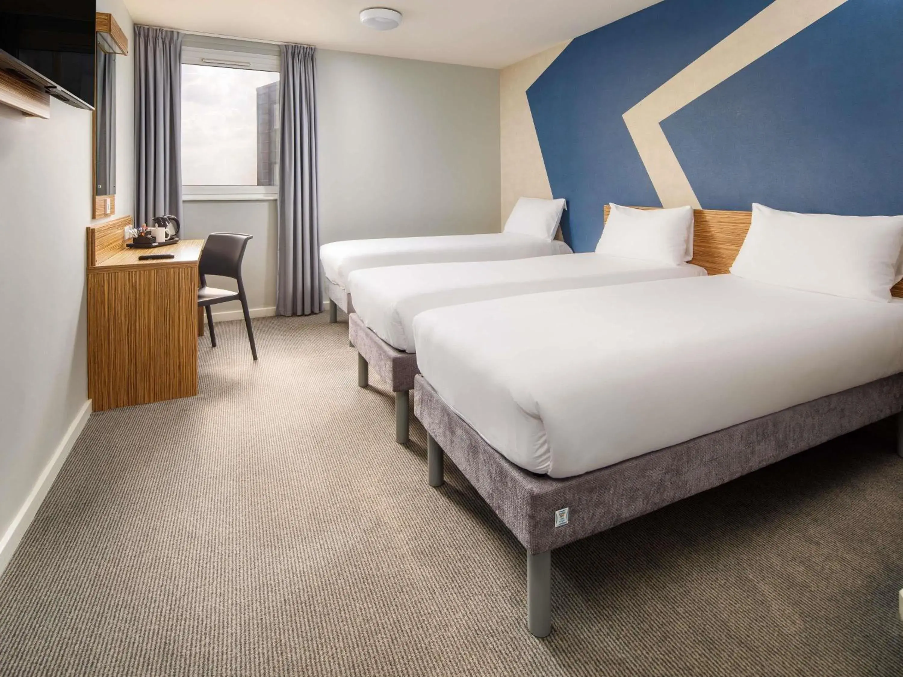 Standard Room With Three Single Beds in ibis budget London Heathrow Central Standard Room With Three Single Beds in ibis budget London Heathrow Central