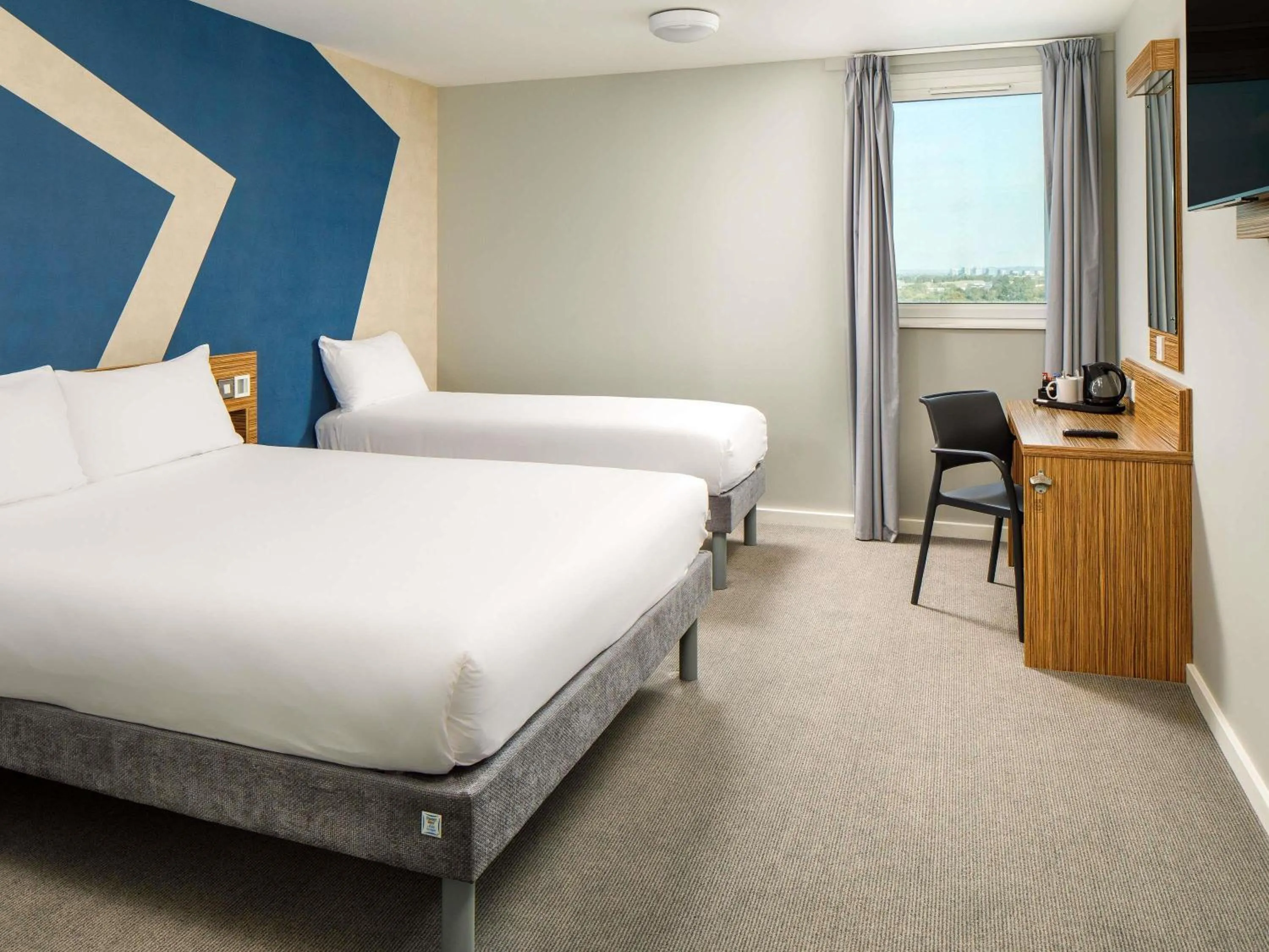 Bedroom, Bed in ibis budget London Heathrow Central