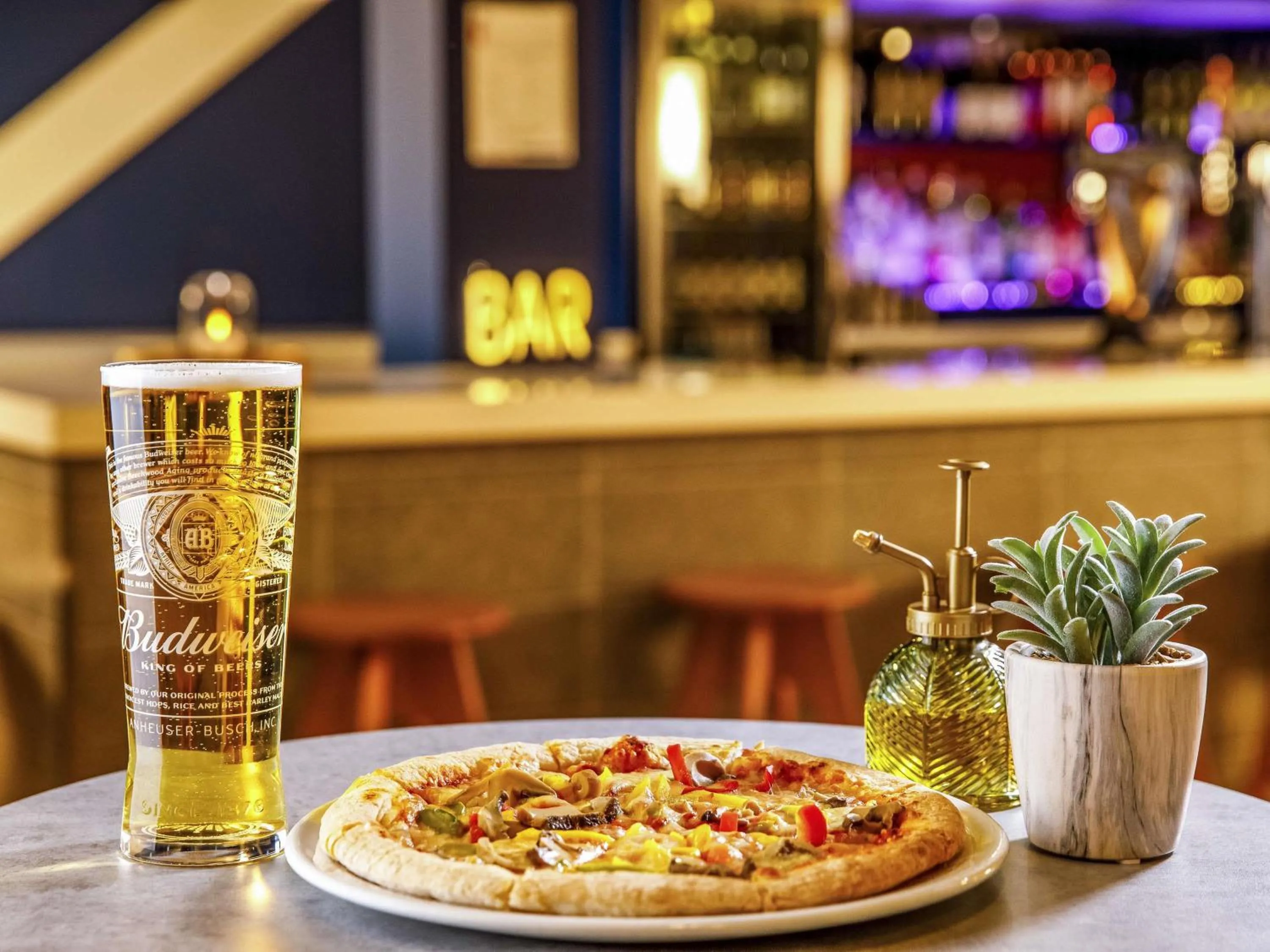 Lounge or bar in ibis budget London Heathrow Central