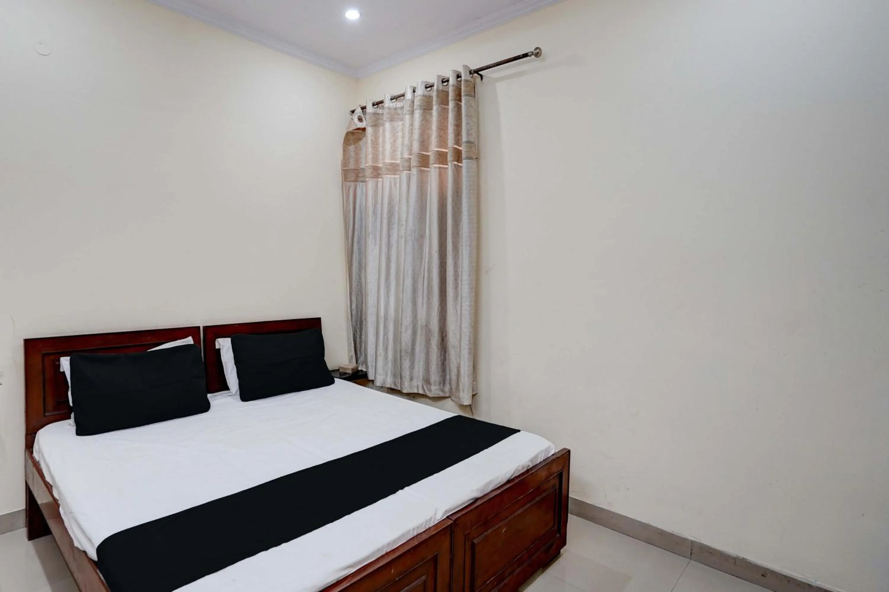 Facade/entrance, Bed in Super Hotel O VPS Residency