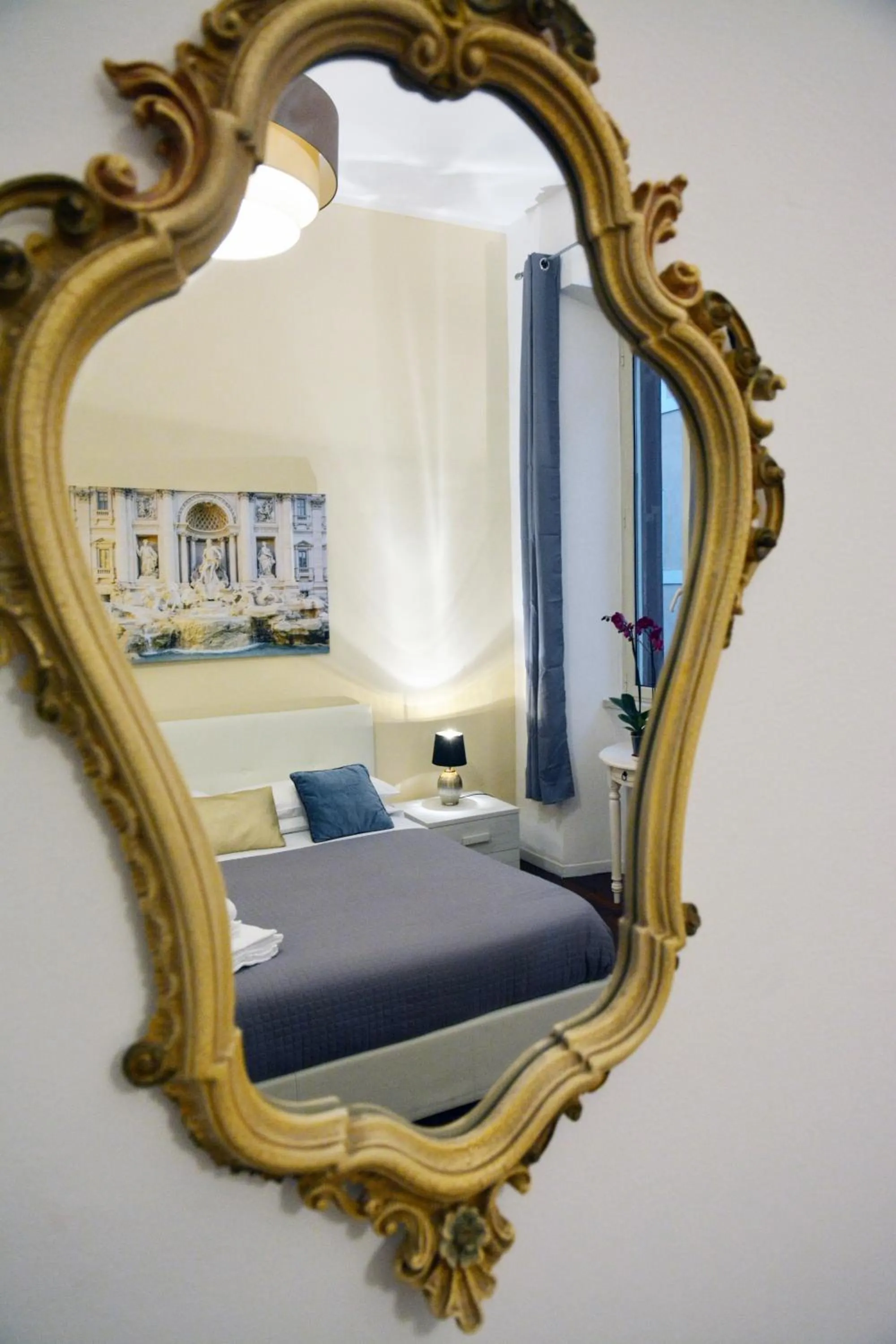 Bed in Chéri de Rome Vatican Apartment