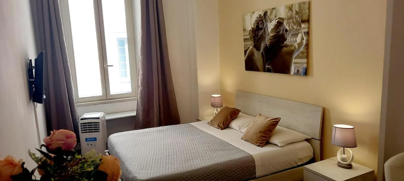 Bed in Chéri de Rome Vatican Apartment