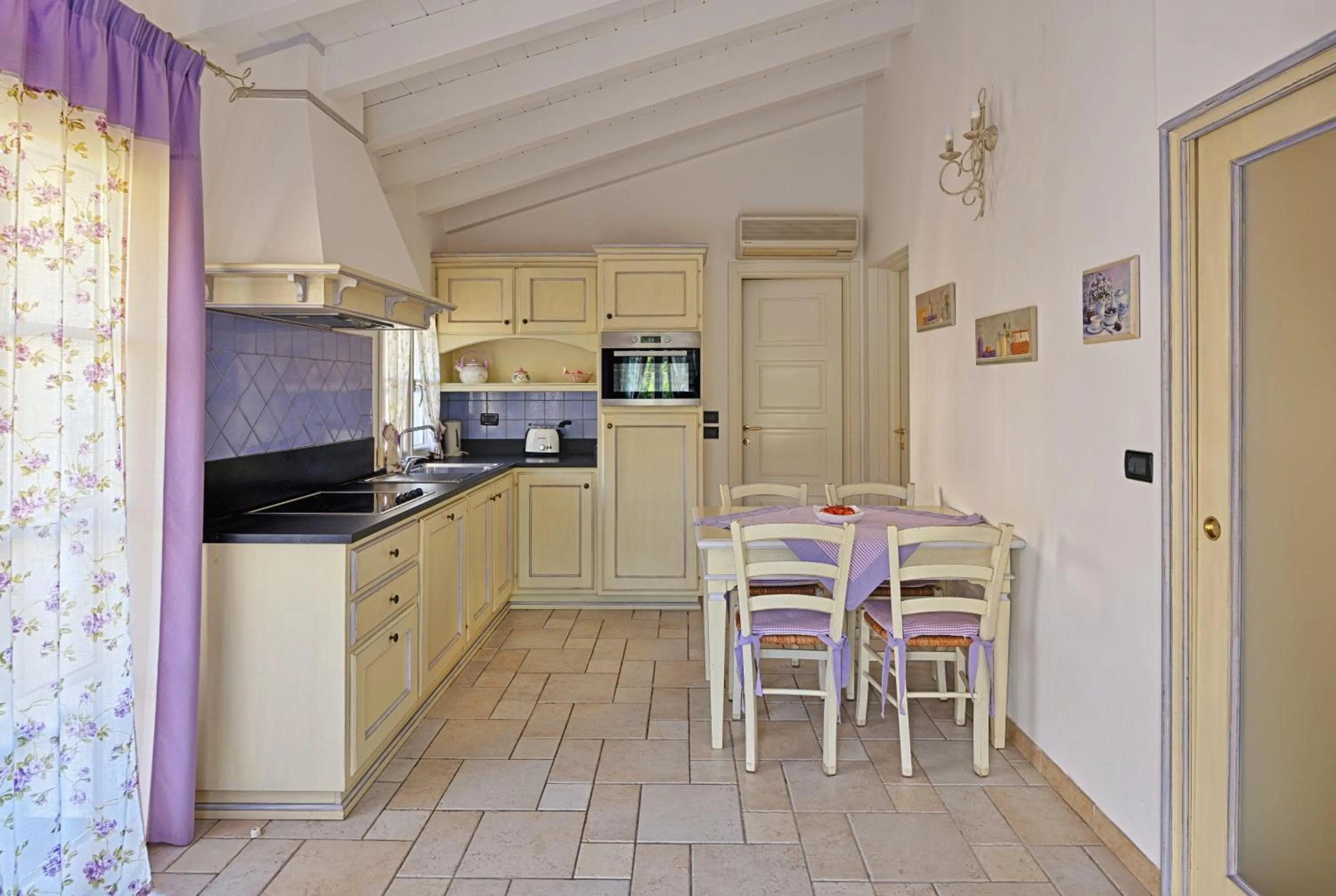 Kitchen or kitchenette in Casa Vacanze Nel Giardino di Renzo