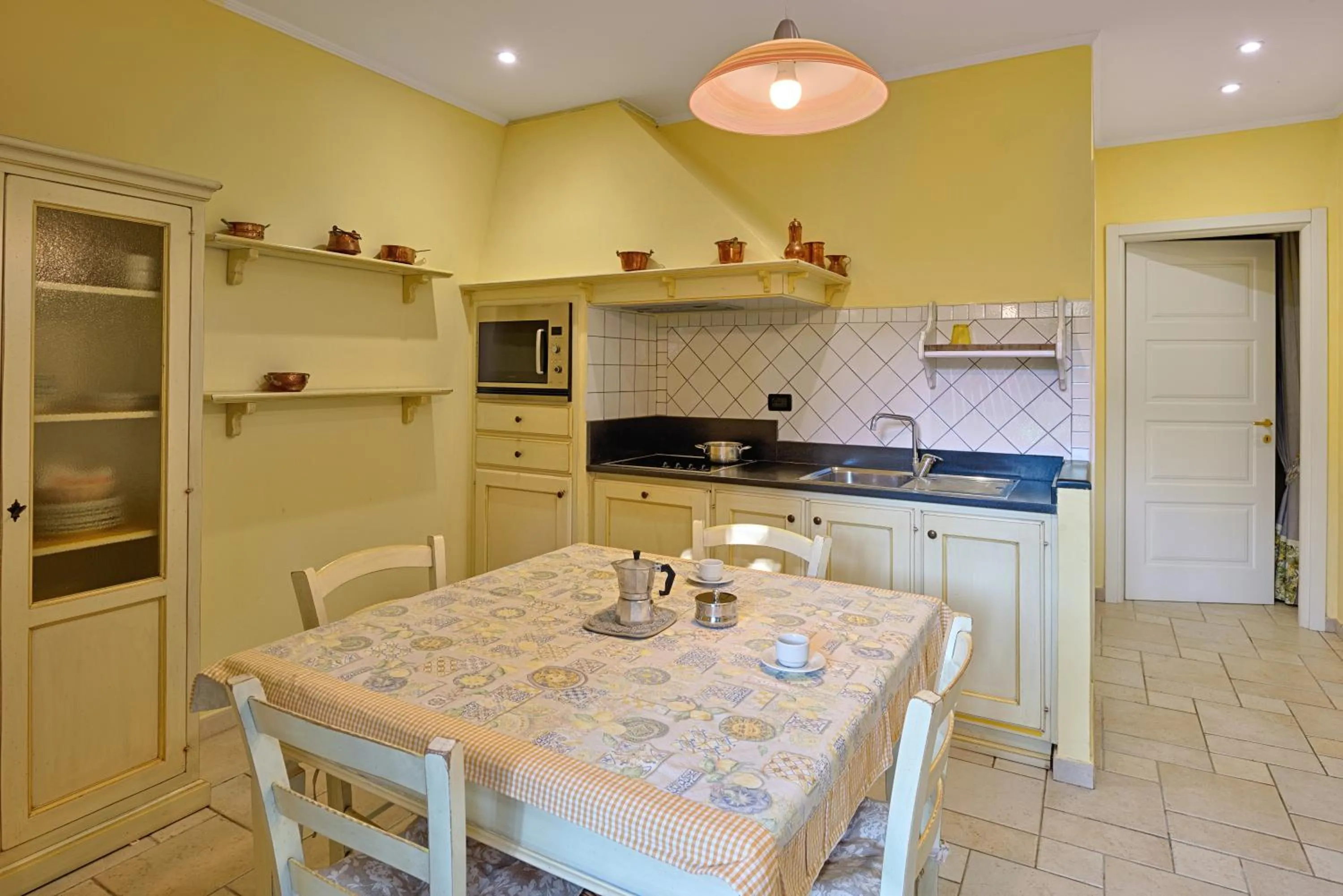 Kitchen or kitchenette in Casa Vacanze Nel Giardino di Renzo