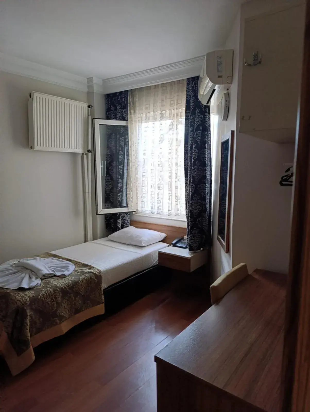 Budget Single Room in Şirin Hotel Budget Single Room in Şirin Hotel