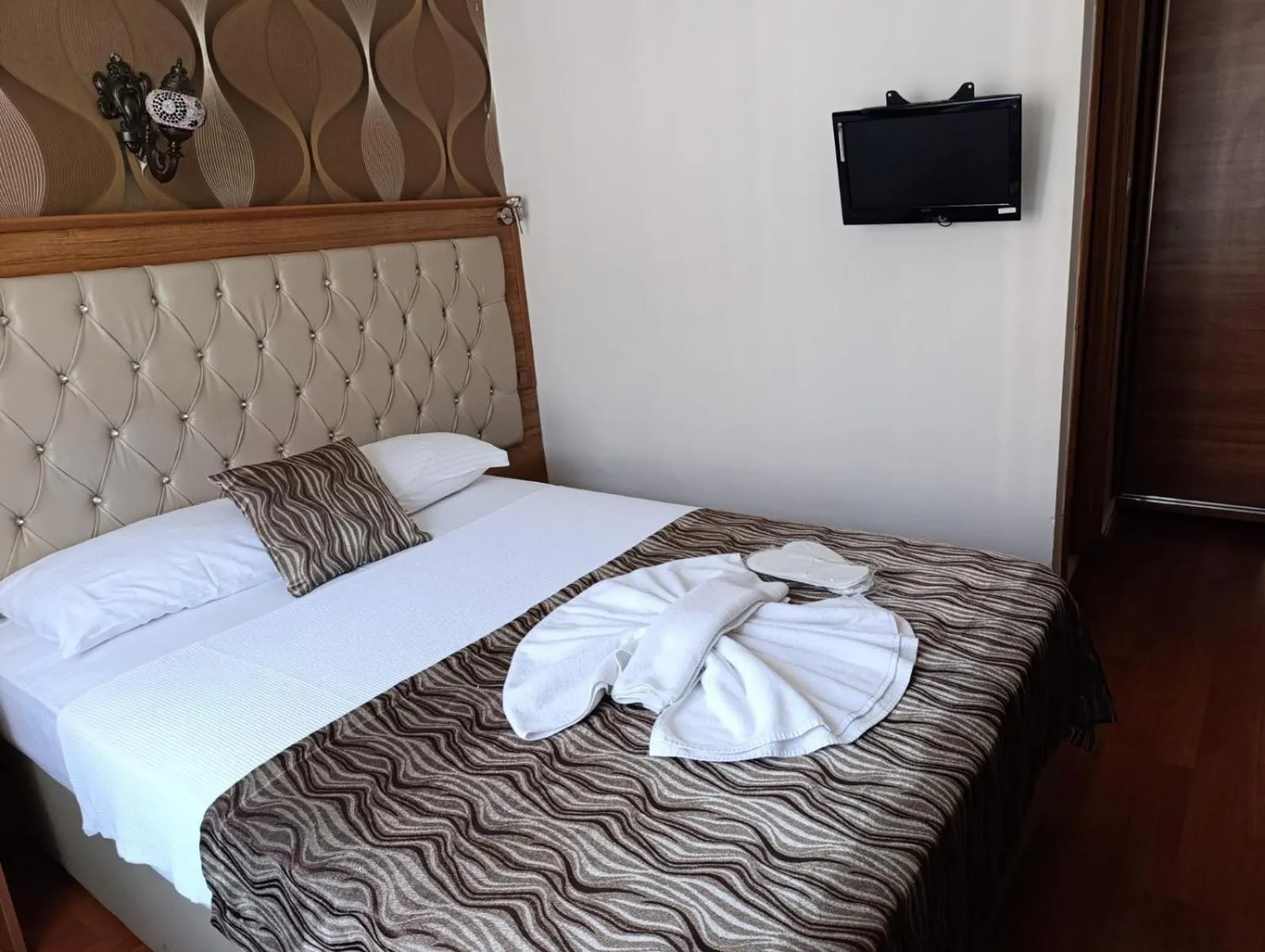 Bed in Şirin Hotel