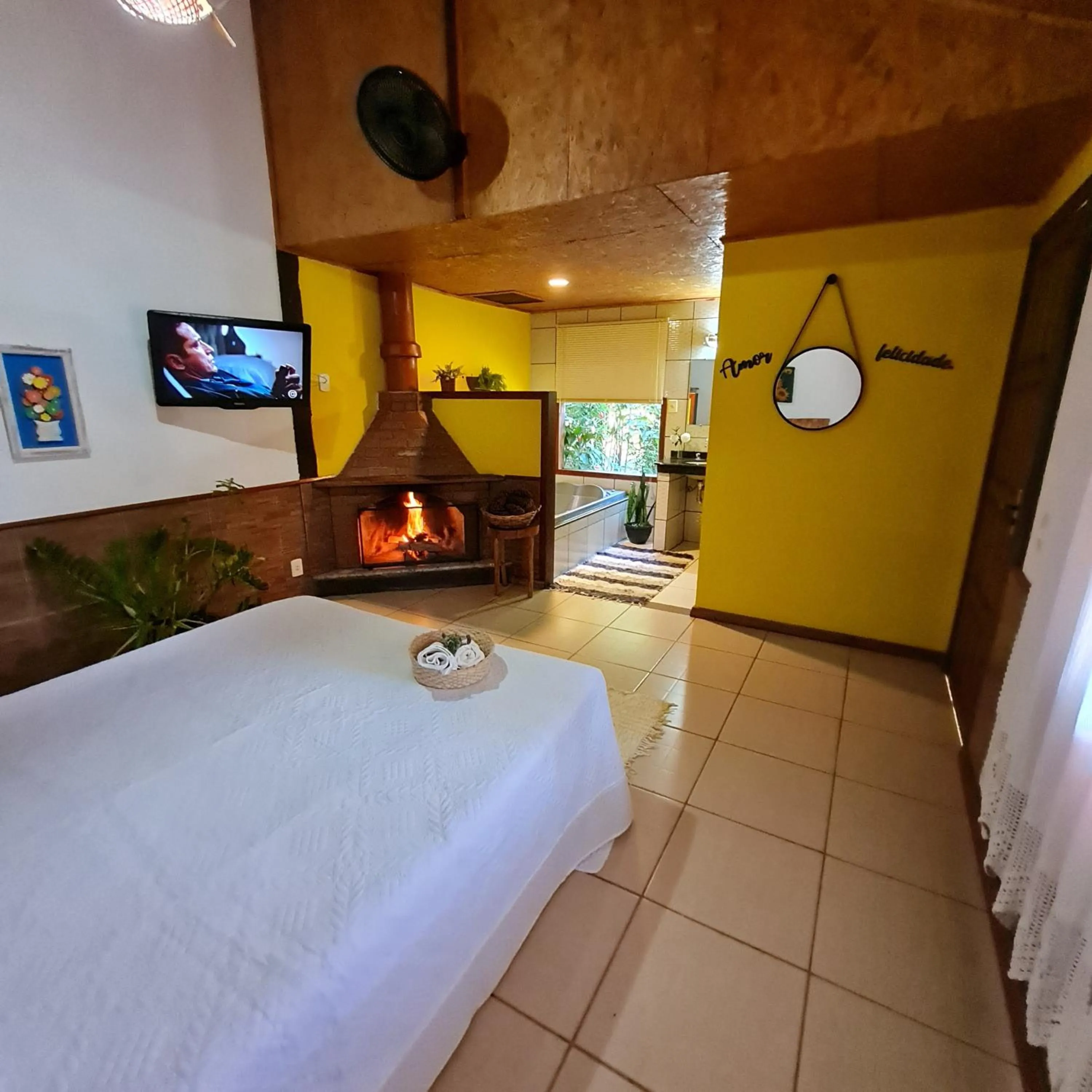 Communal lounge/ TV room, Bed in Pousada Remanso do Rio Preto