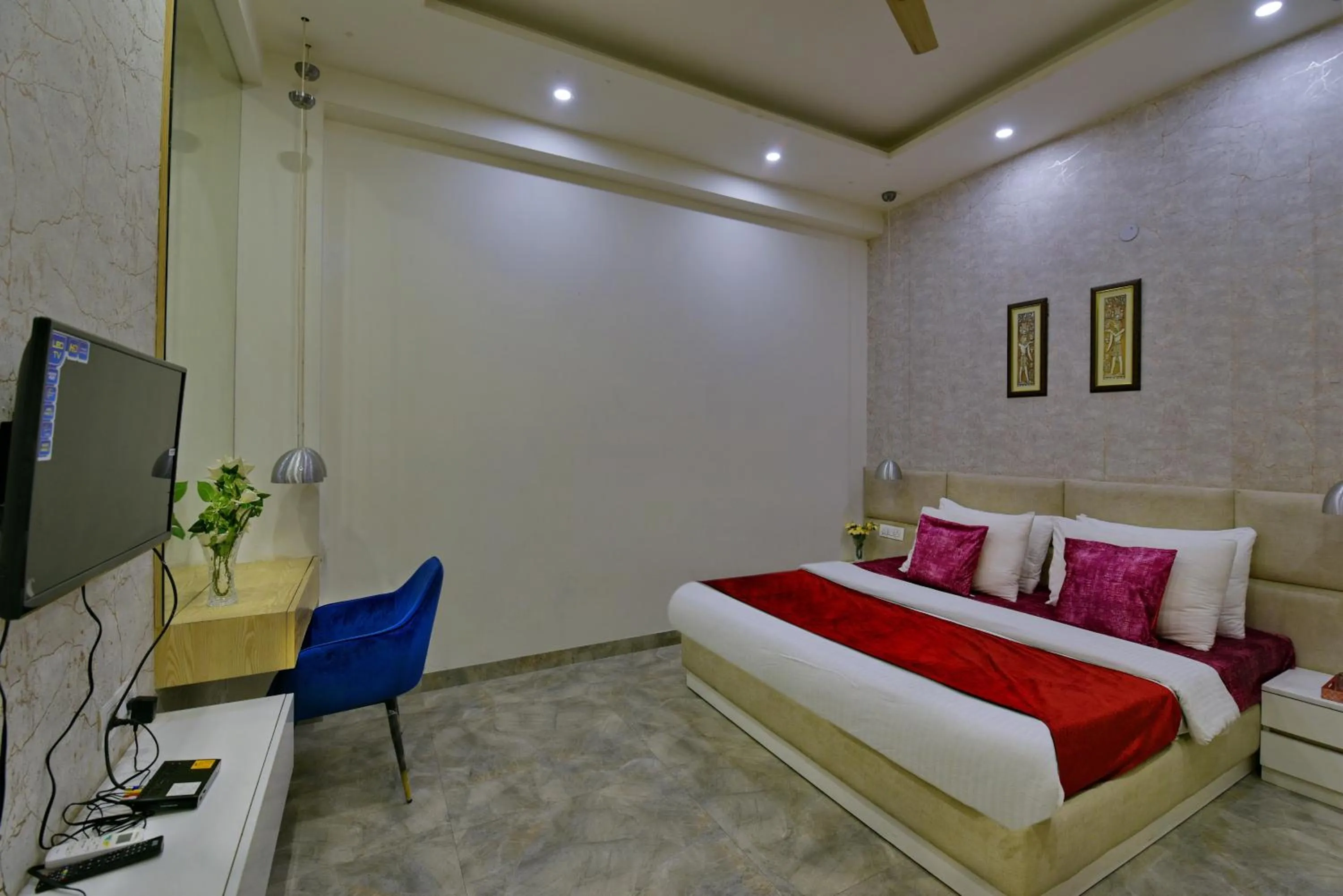 Communal lounge/ TV room, Bed in Hotel Fortune Inn By F9 Hotels