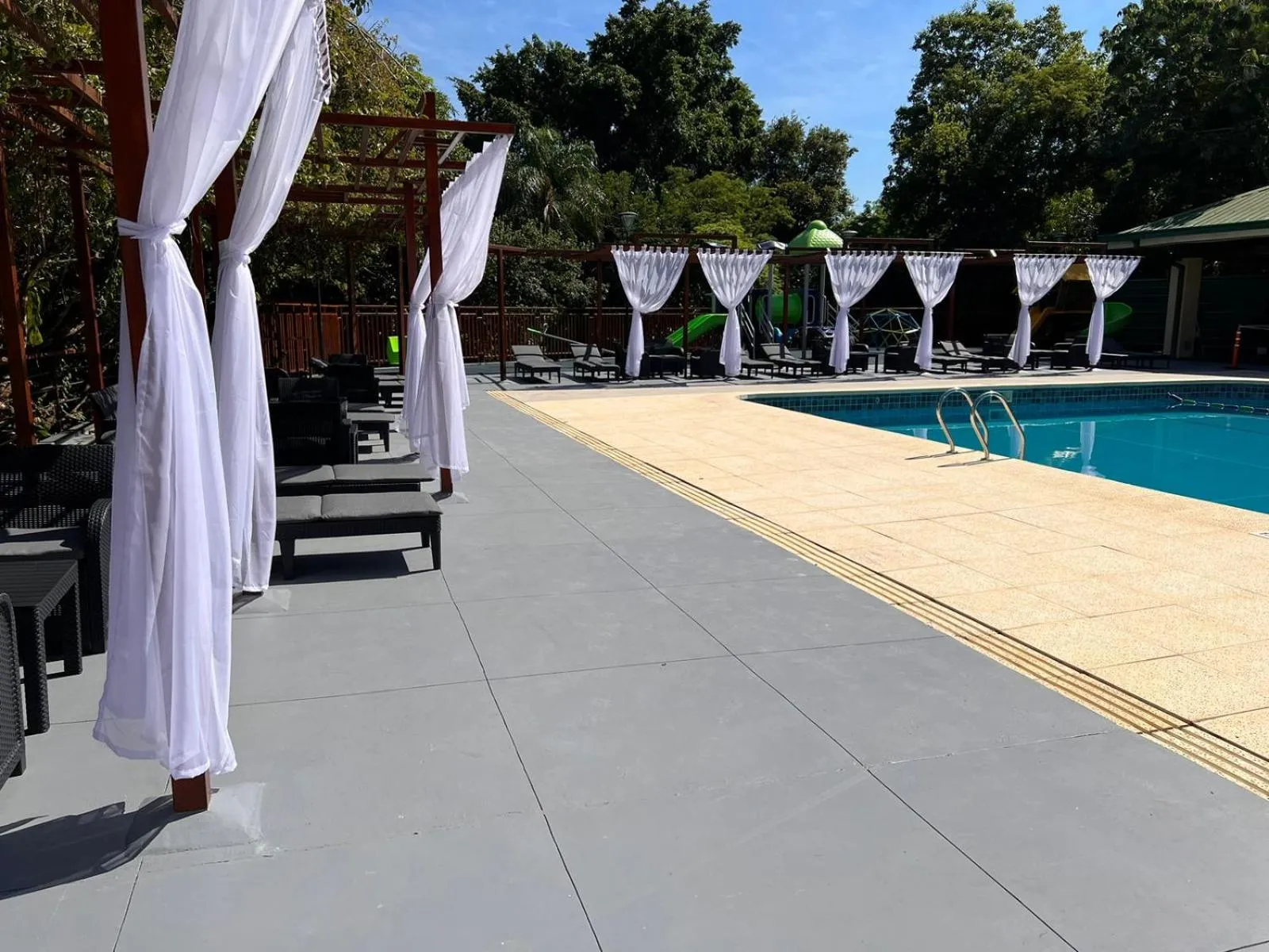 Swimming pool in Hotel Raices Esturion