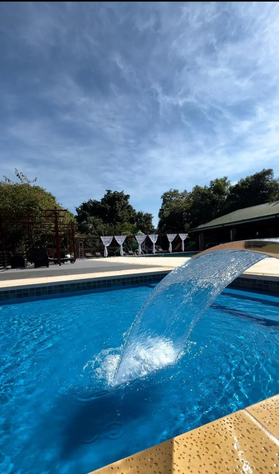 Swimming pool in Hotel Raices Esturion