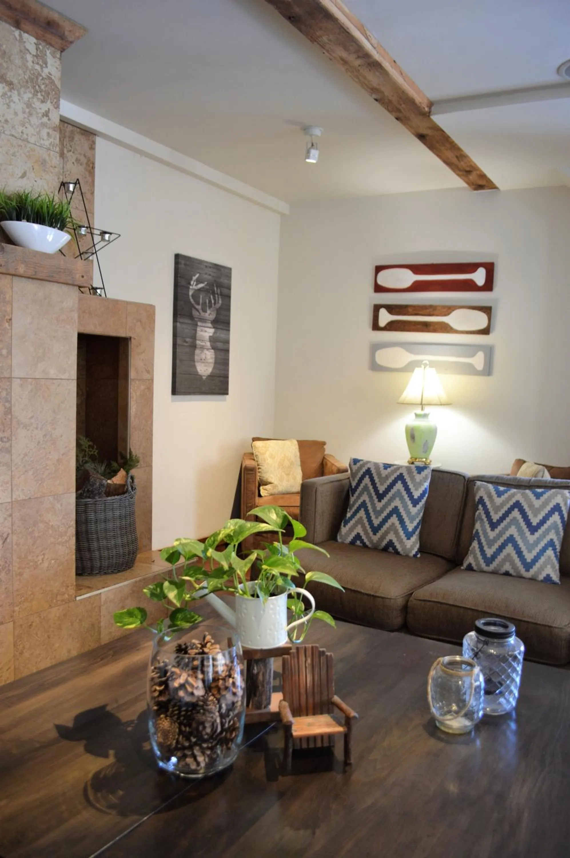 Lounge or bar in 3 Pines Lodge Muskoka