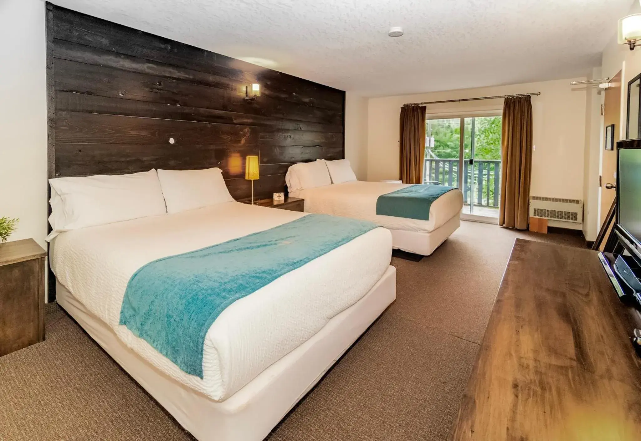 Queen Room with Two Queen Beds in 3 Pines Lodge Muskoka Queen Room with Two Queen Beds in 3 Pines Lodge Muskoka