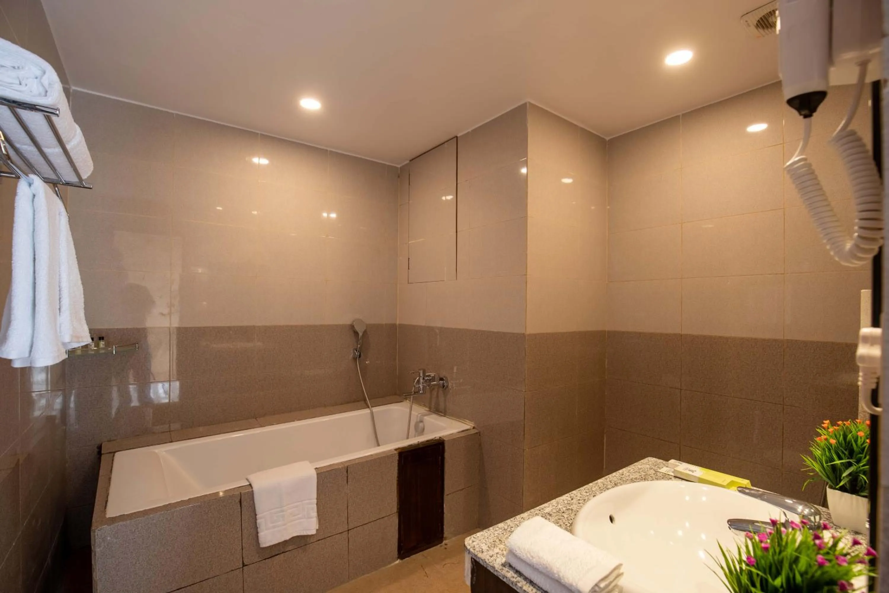 Bathroom, Bed in Hotel Palm International