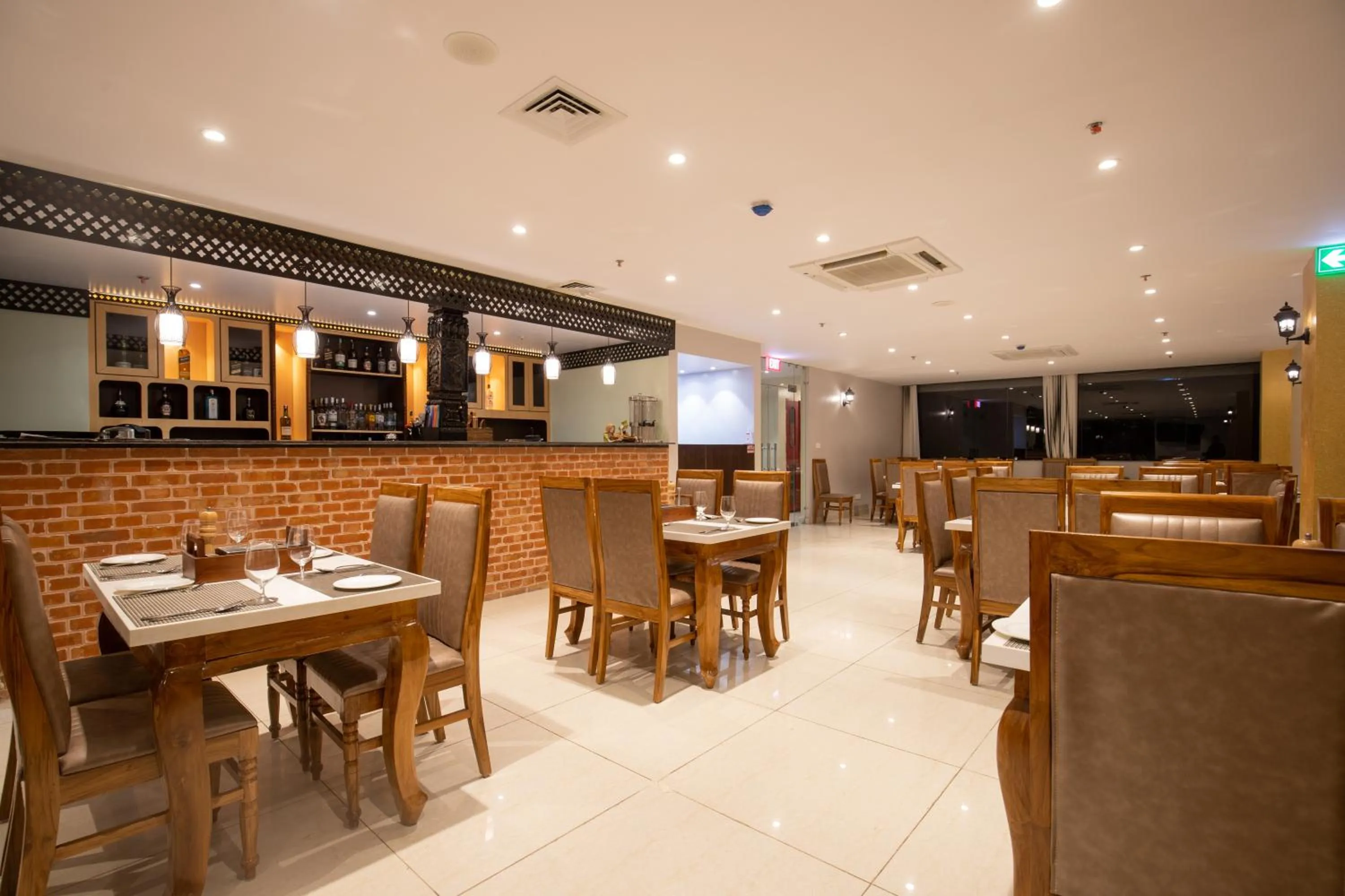 Restaurant/places to eat in Hotel Palm International