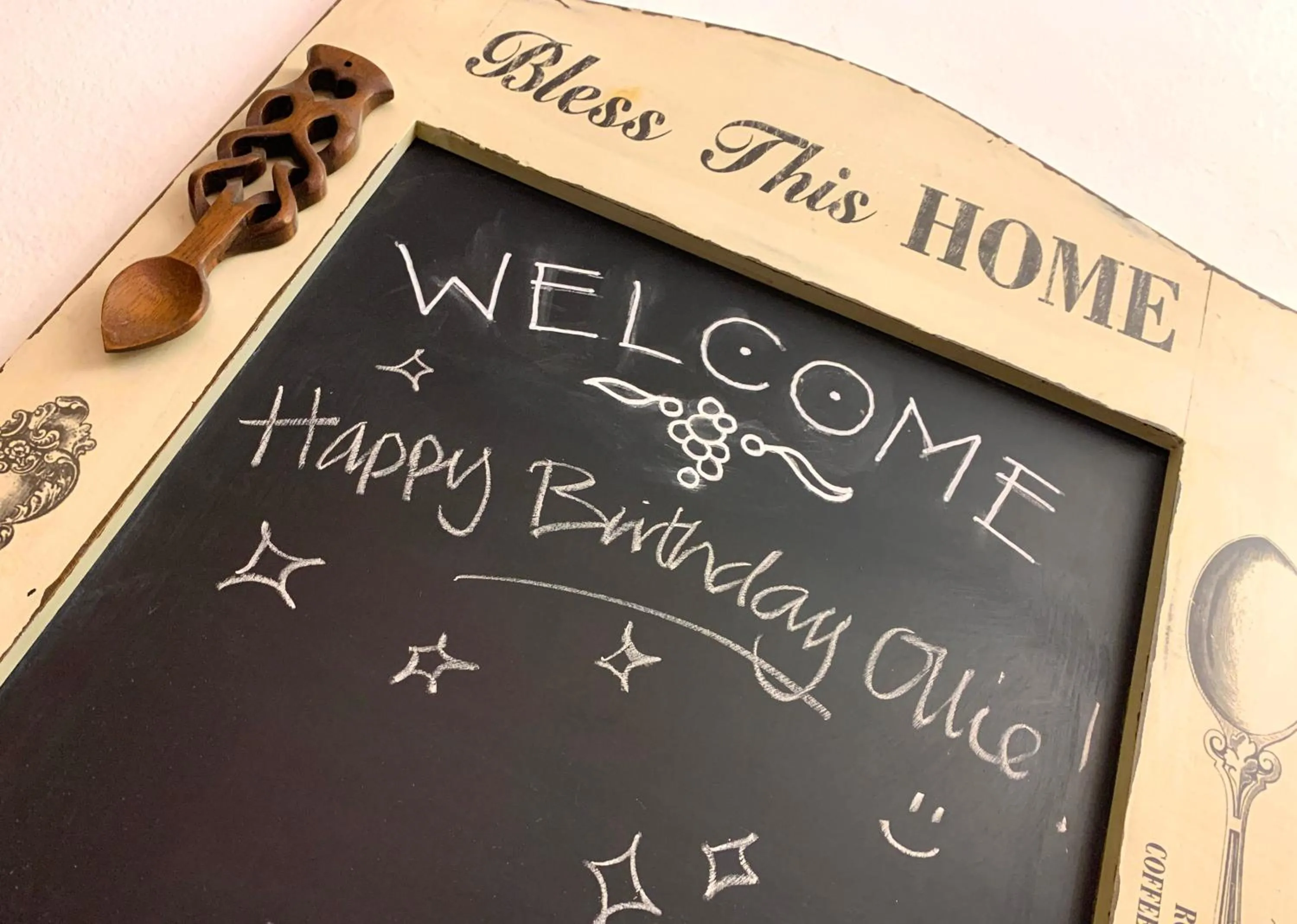 Logo/Certificate/Sign in The Monkey House B&B