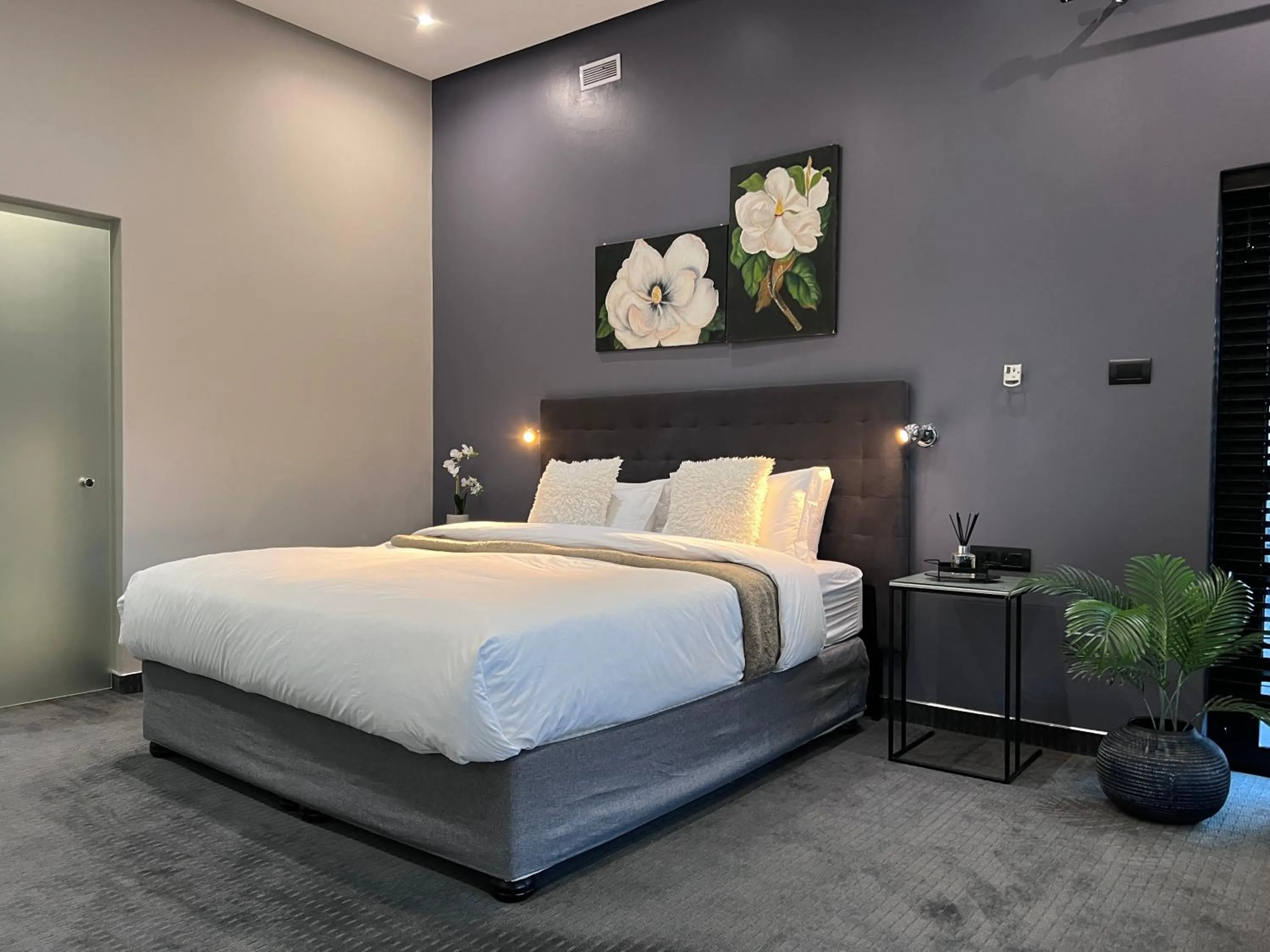 Bedroom, Bed in The Raz