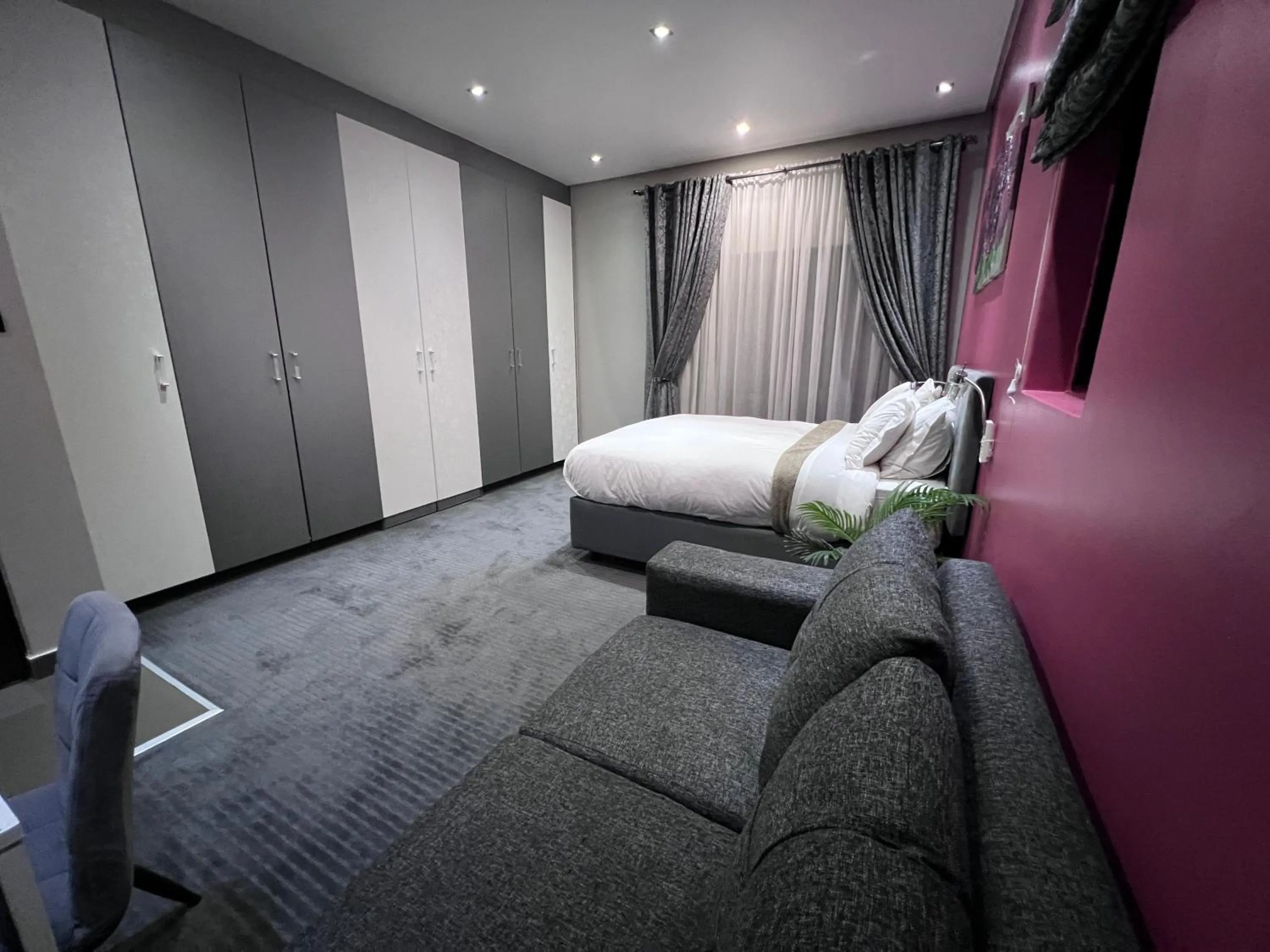 Photo of the whole room, Bed in The Raz