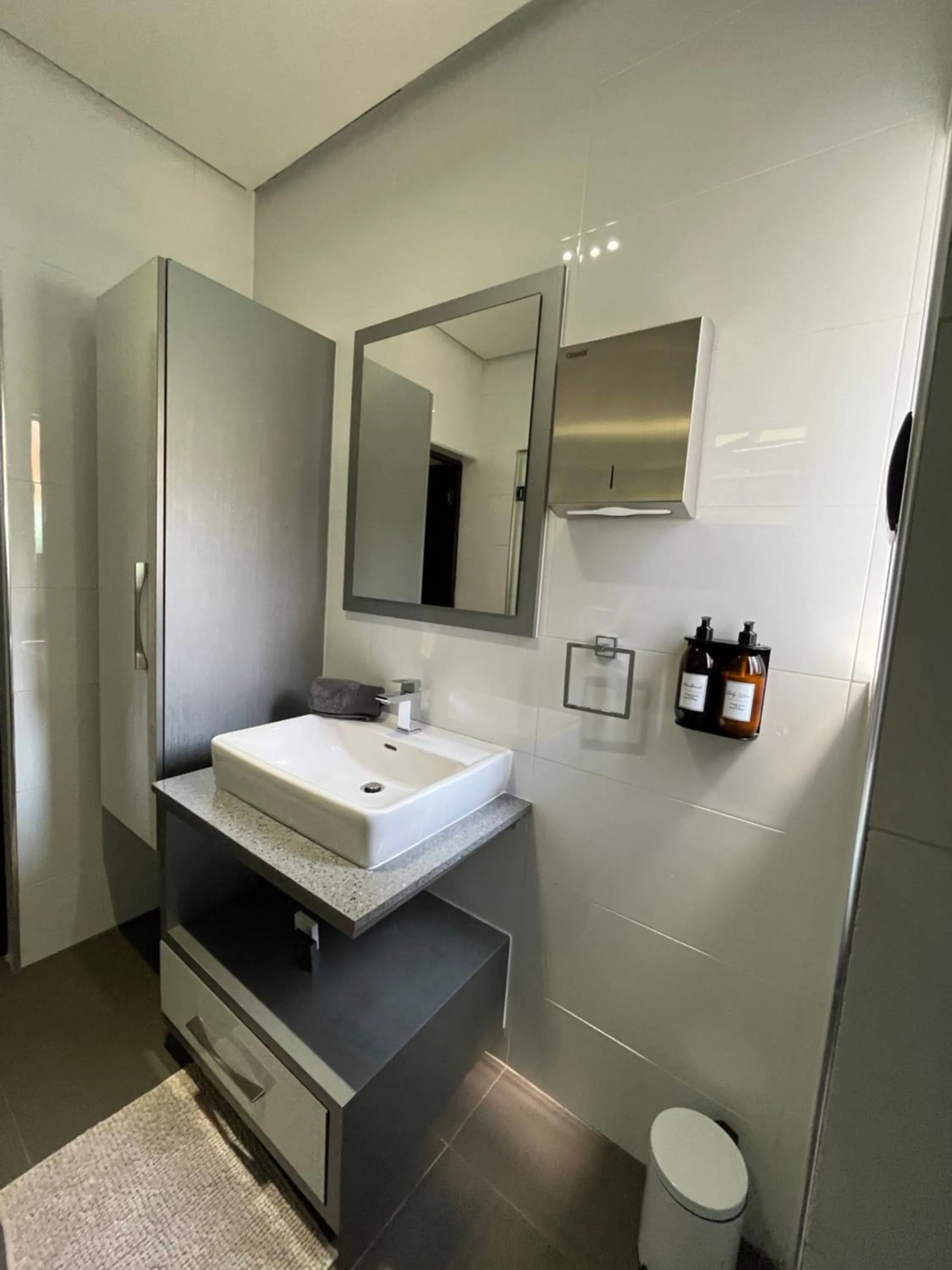 Bathroom, Bed in The Raz