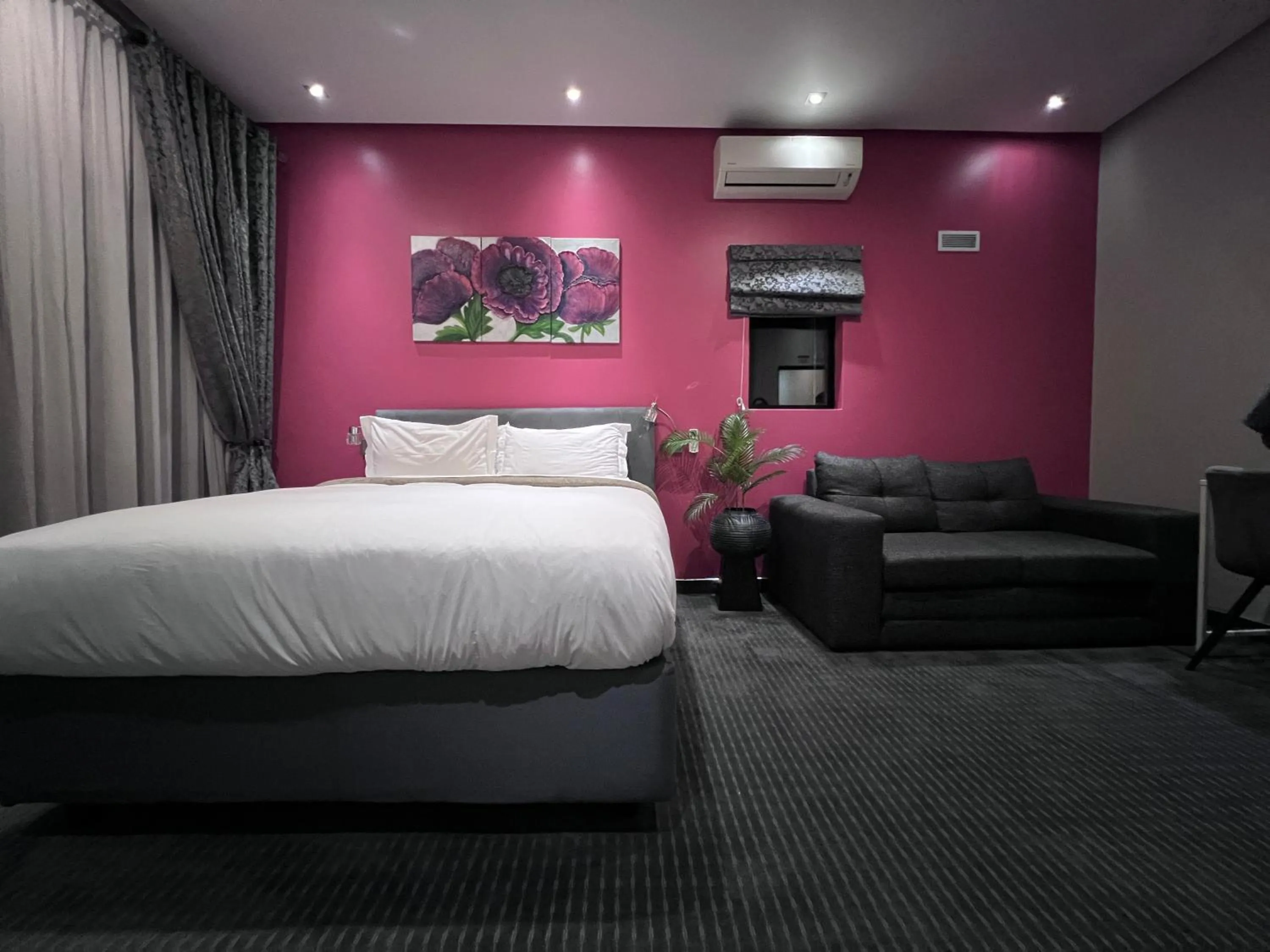 Photo of the whole room, Bed in The Raz