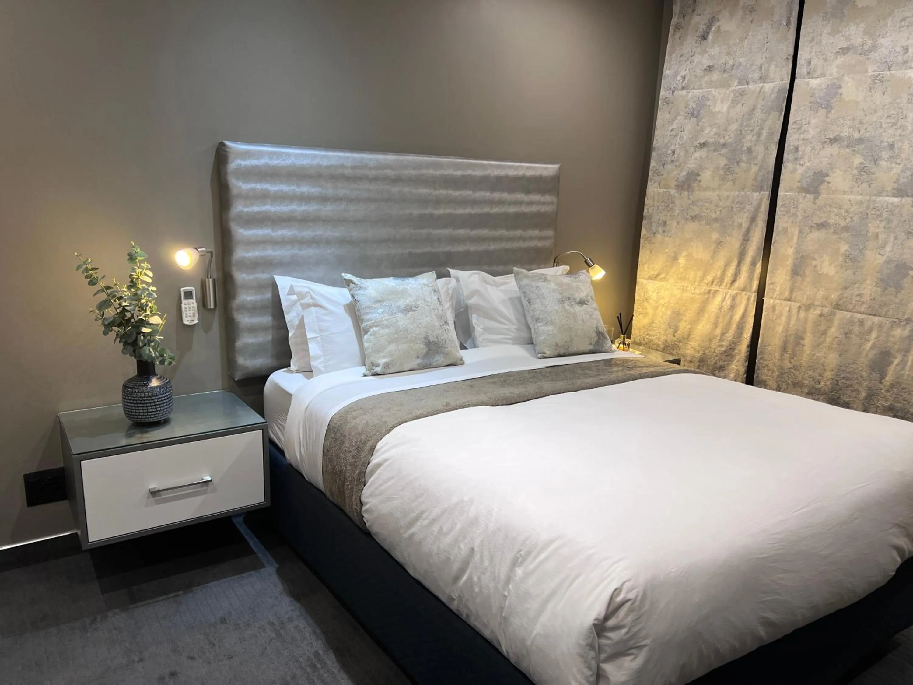 Photo of the whole room, Bed in The Raz