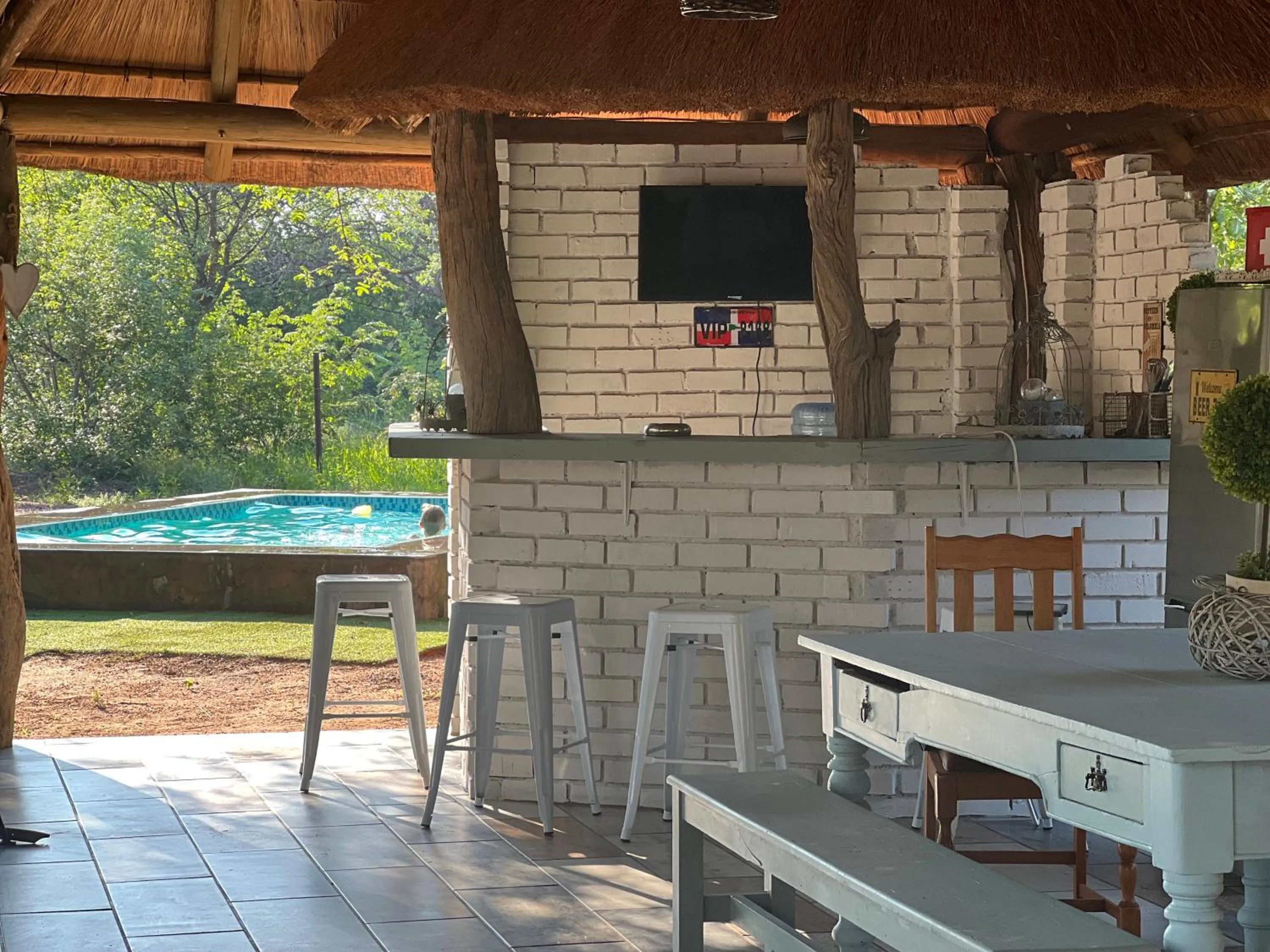 Communal lounge/ TV room in Simba Safaris African Pride Exotic Lodge