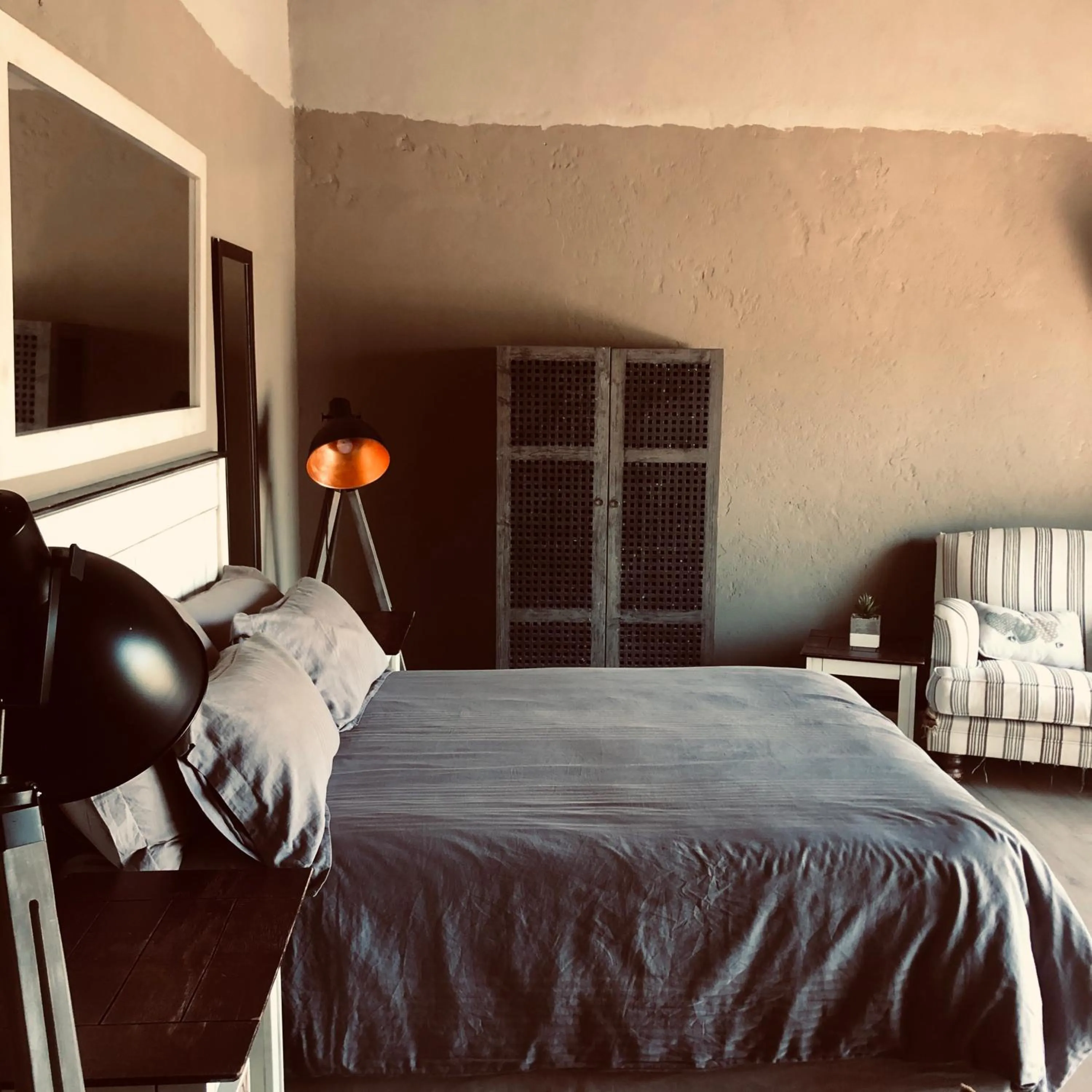 Communal lounge/ TV room in Simba Safaris African Pride Exotic Lodge