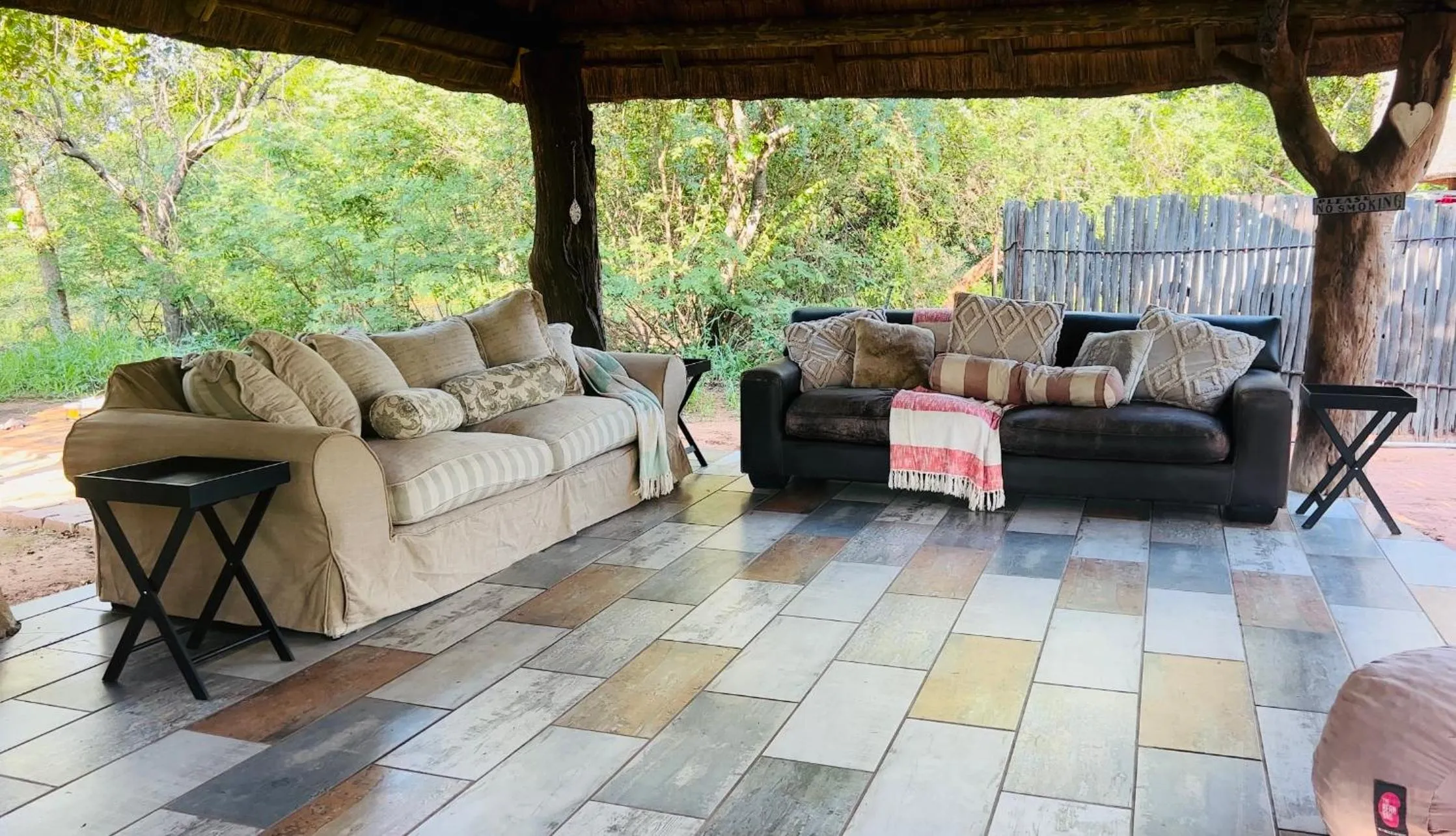 Communal lounge/ TV room in Simba Safaris African Pride Exotic Lodge