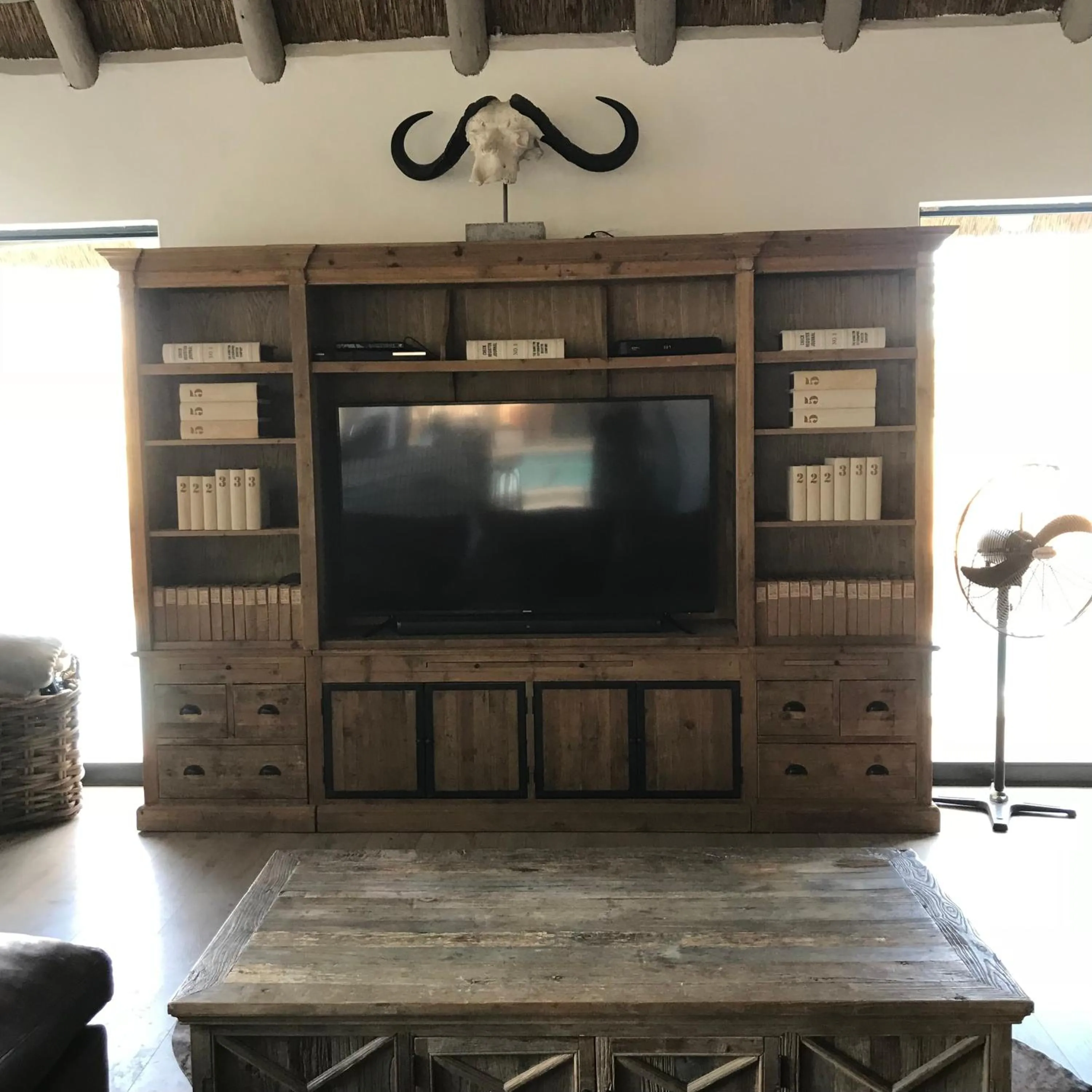 Communal lounge/ TV room in Simba Safaris African Pride Exotic Lodge