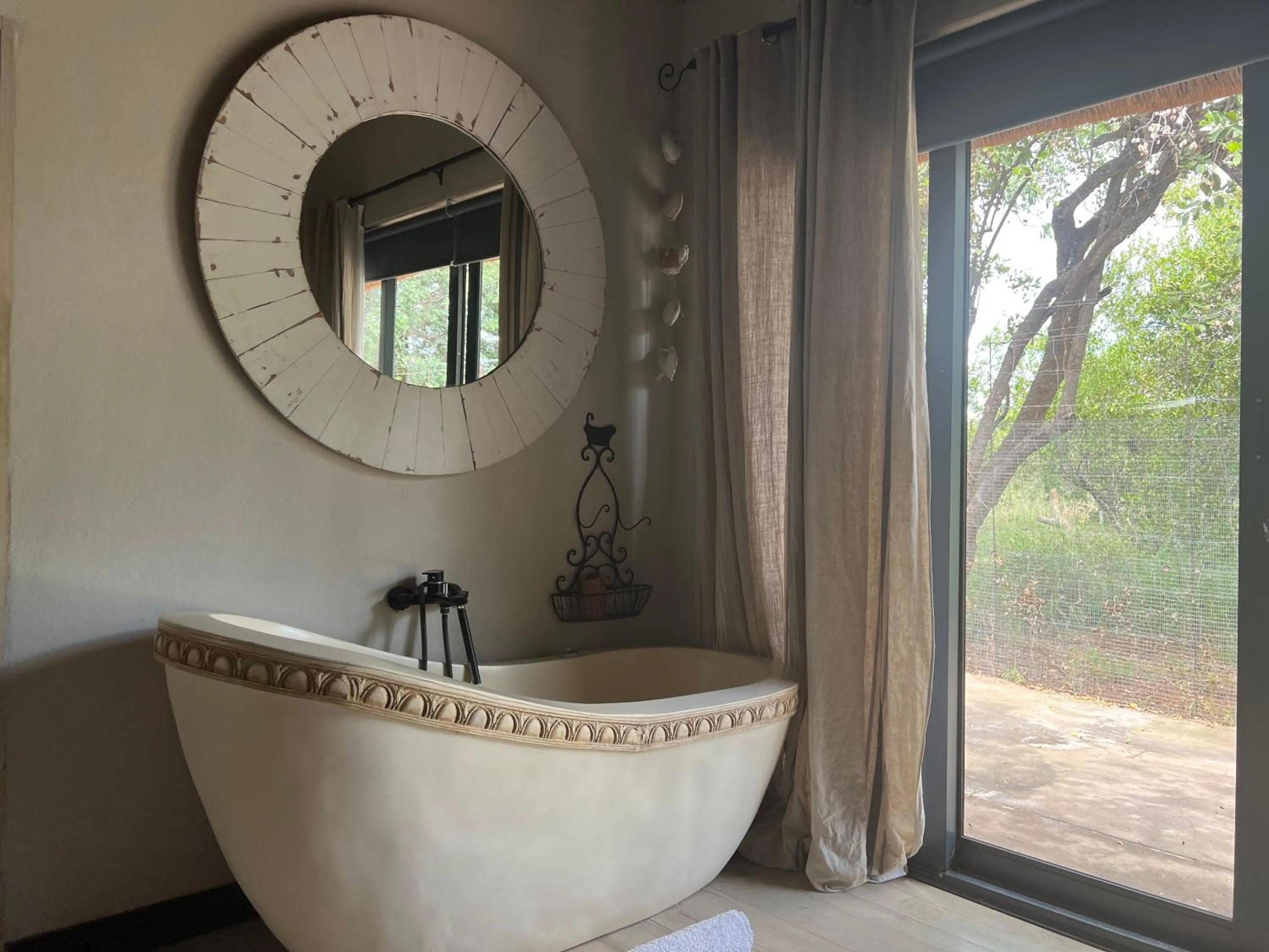 Bath in Simba Safaris African Pride Exotic Lodge