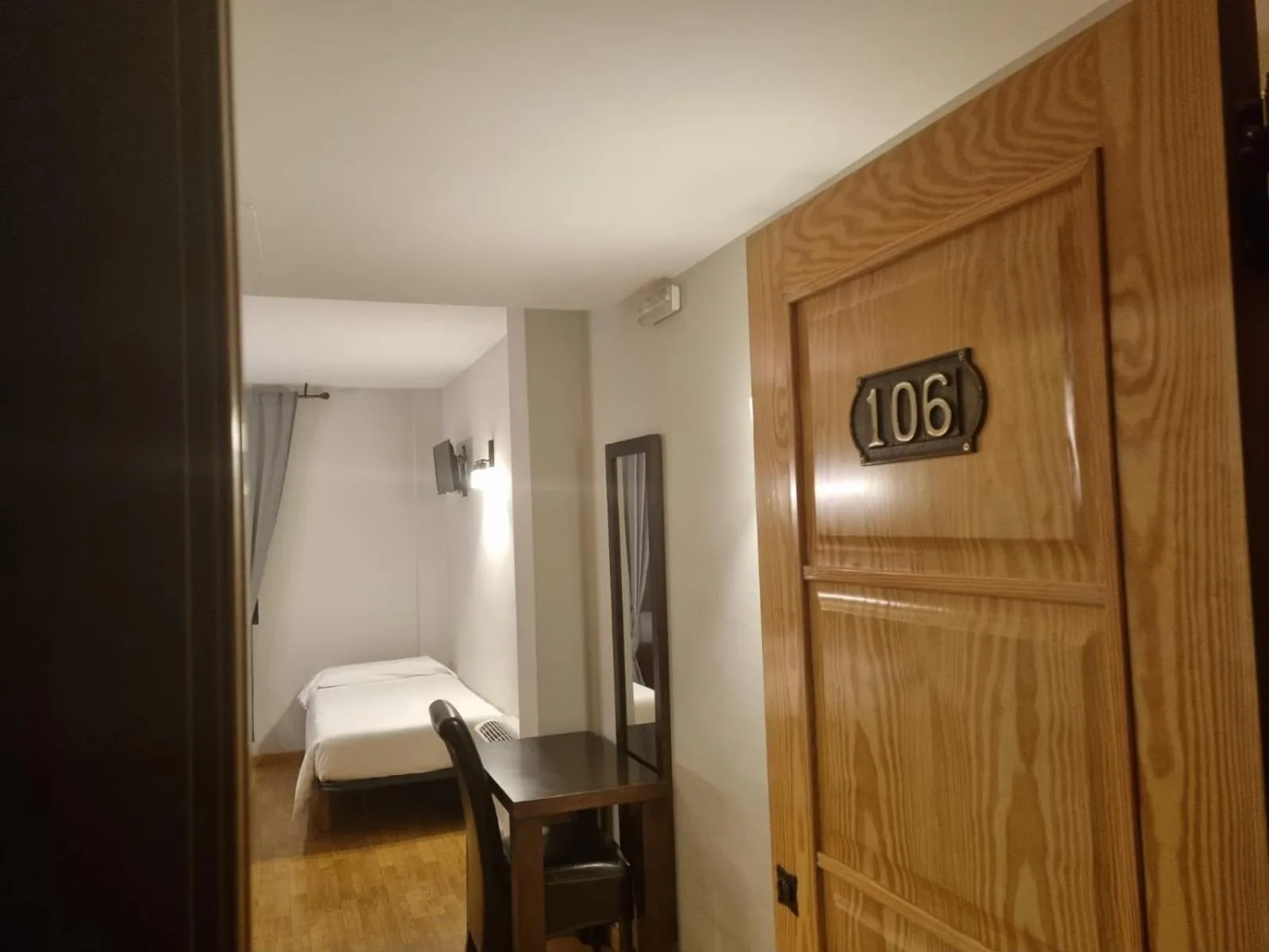 Communal lounge/ TV room, Bed in Hotel El Tratado