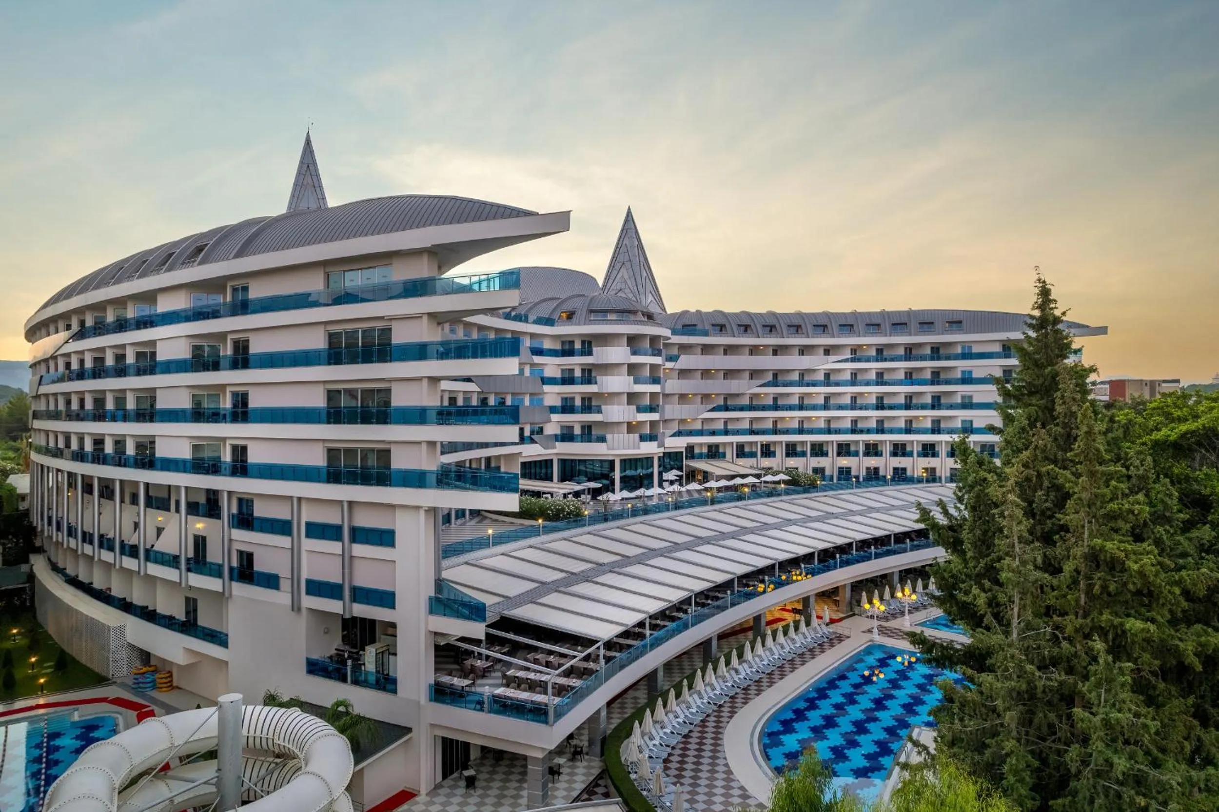 Property building in Botanik Platinum Hotel