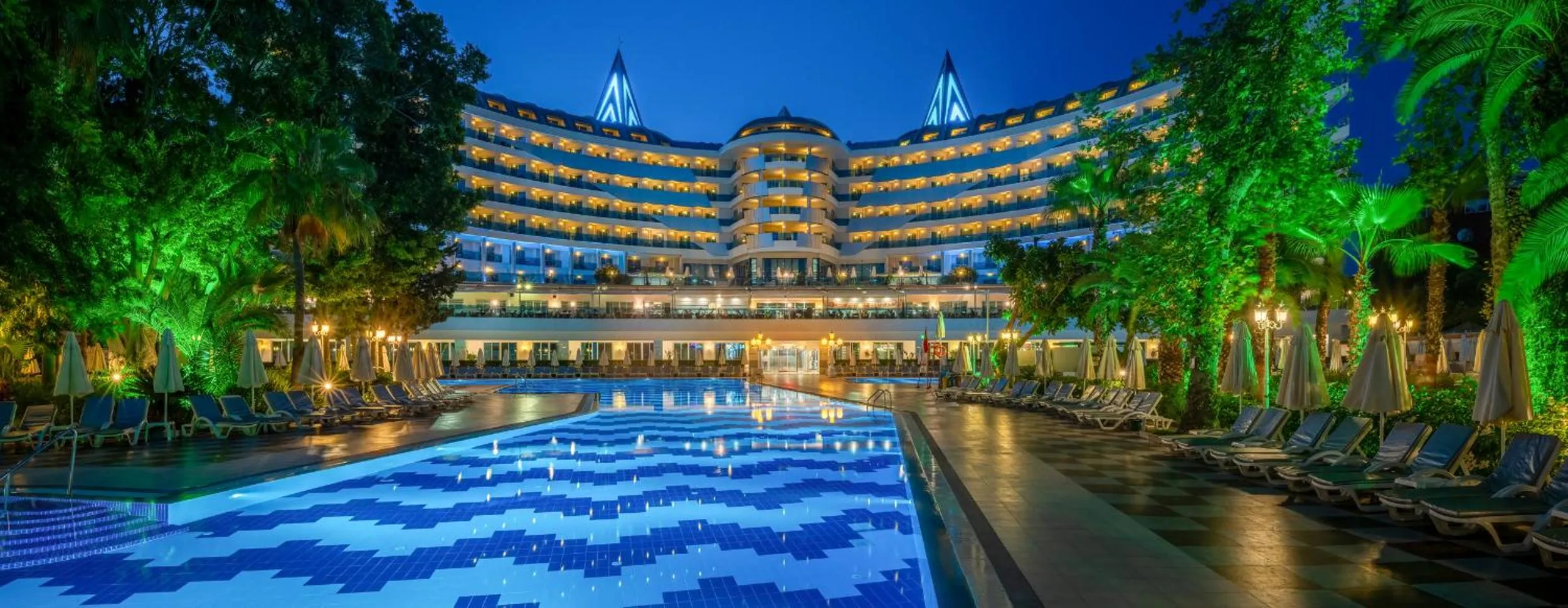 Property building in Botanik Platinum Hotel