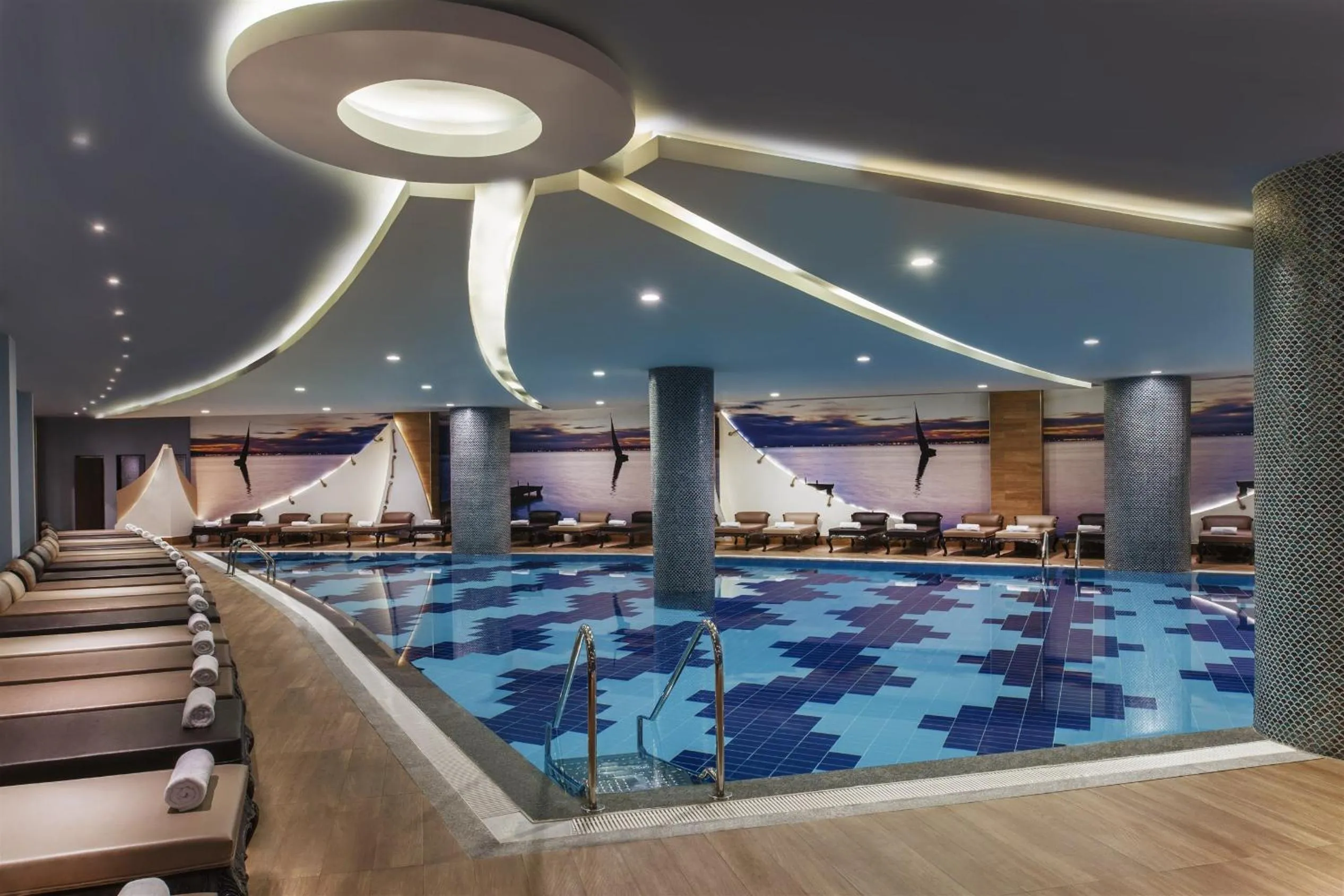 Swimming pool in Botanik Platinum Hotel