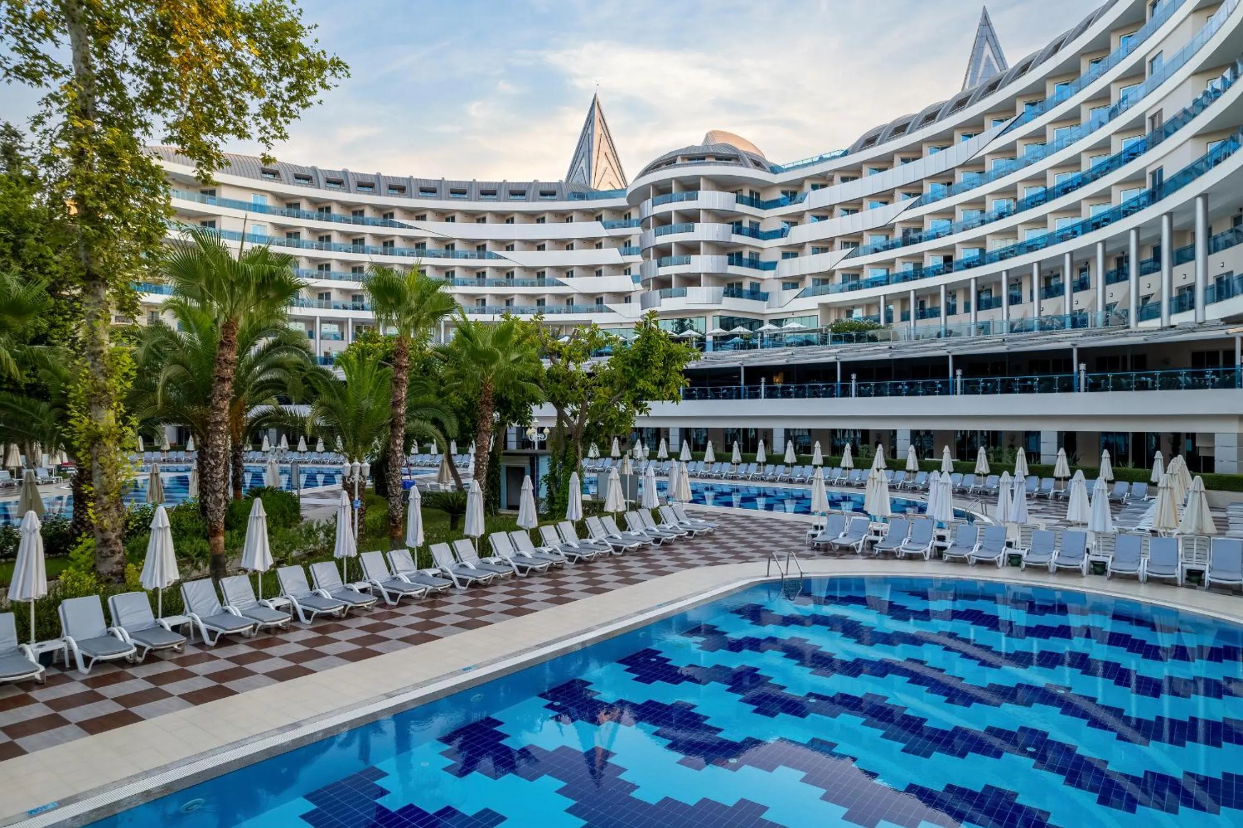 Property building in Botanik Platinum Hotel