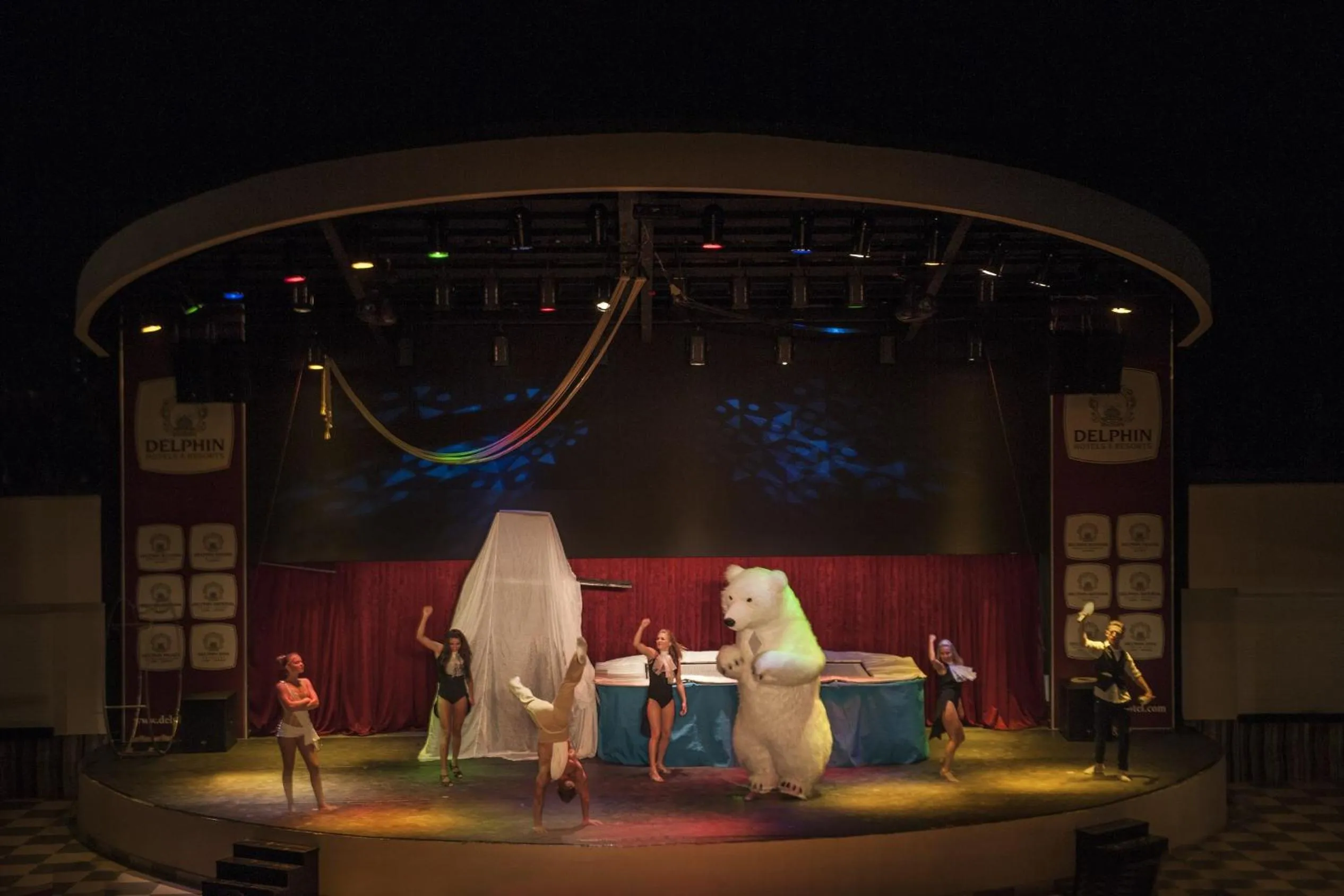 Evening entertainment in Botanik Platinum Hotel