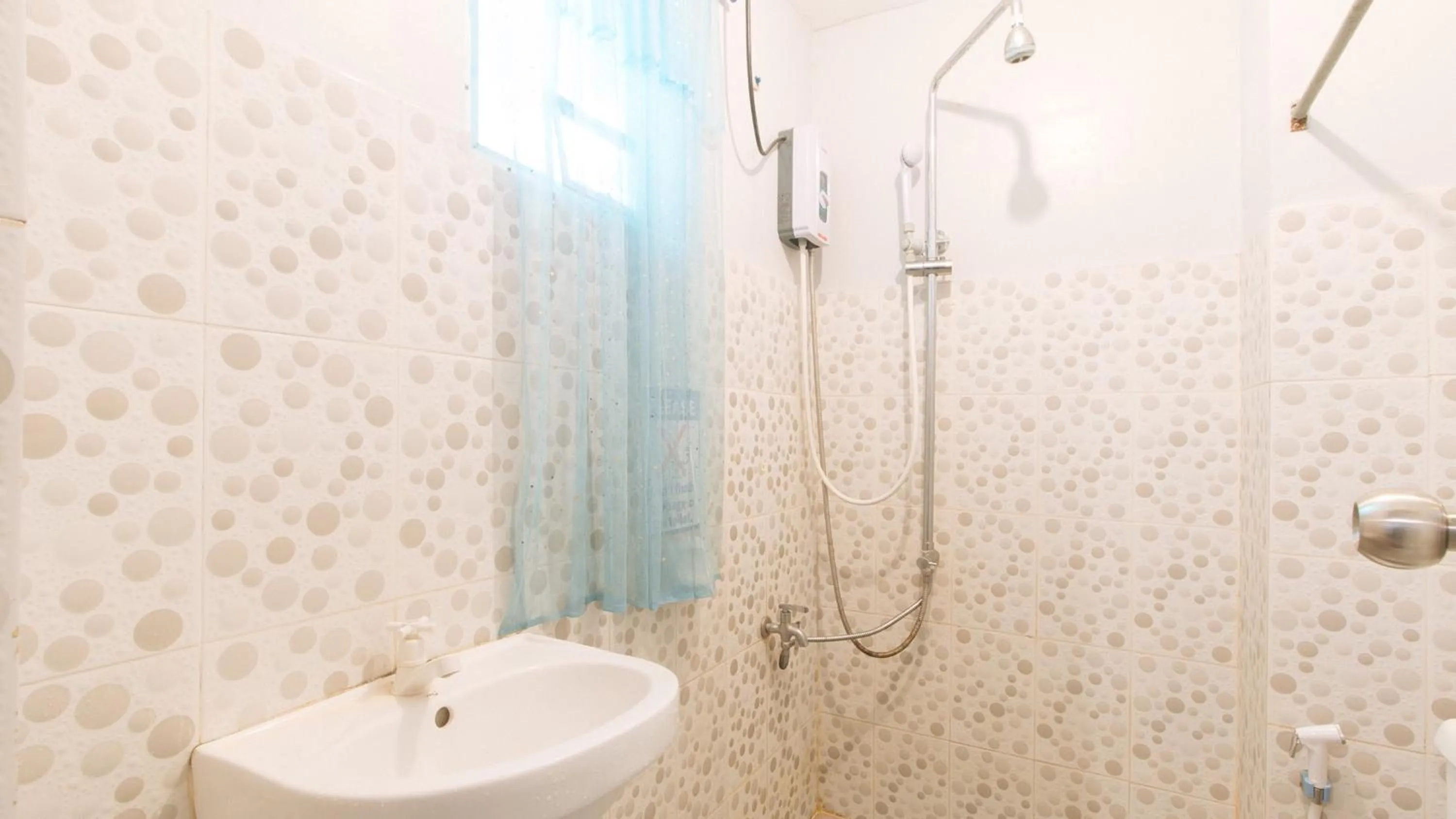 Shower in Budget Backpackers Transient House near NAIA by RedDoorz