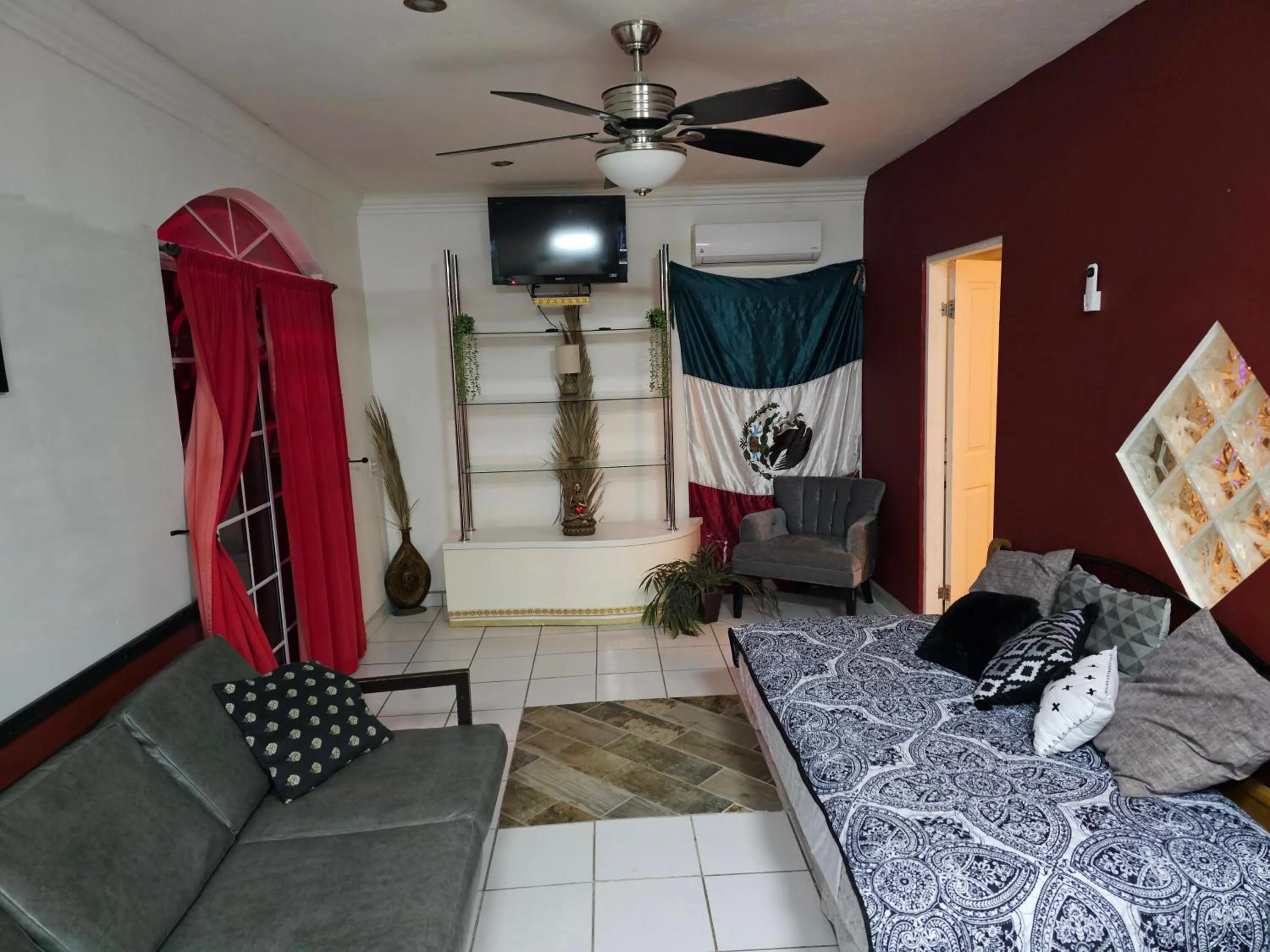 Communal lounge/ TV room, Bed in San Felipe Place to stay B&B