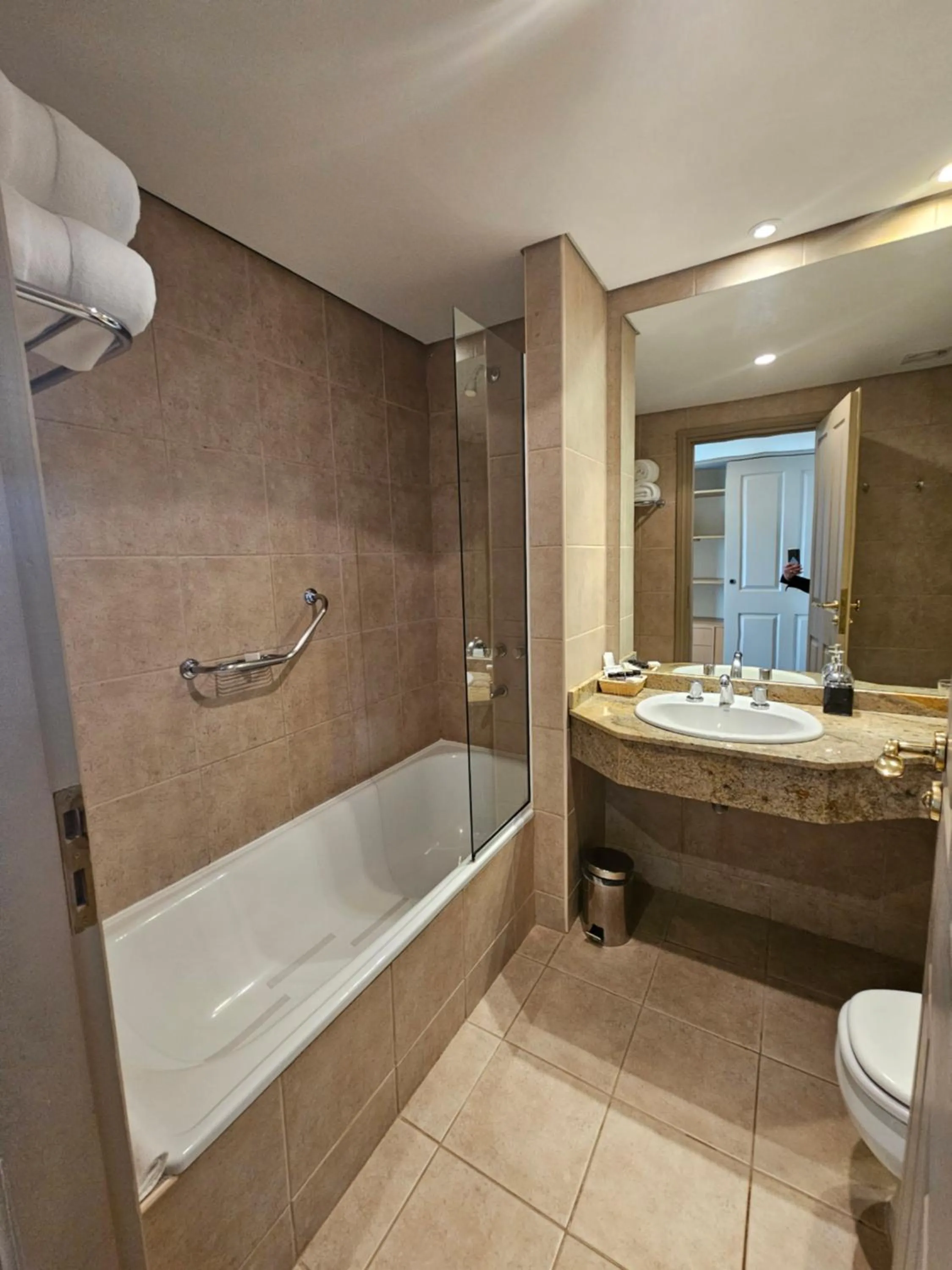 Toilet in Alto Calafate Hotel