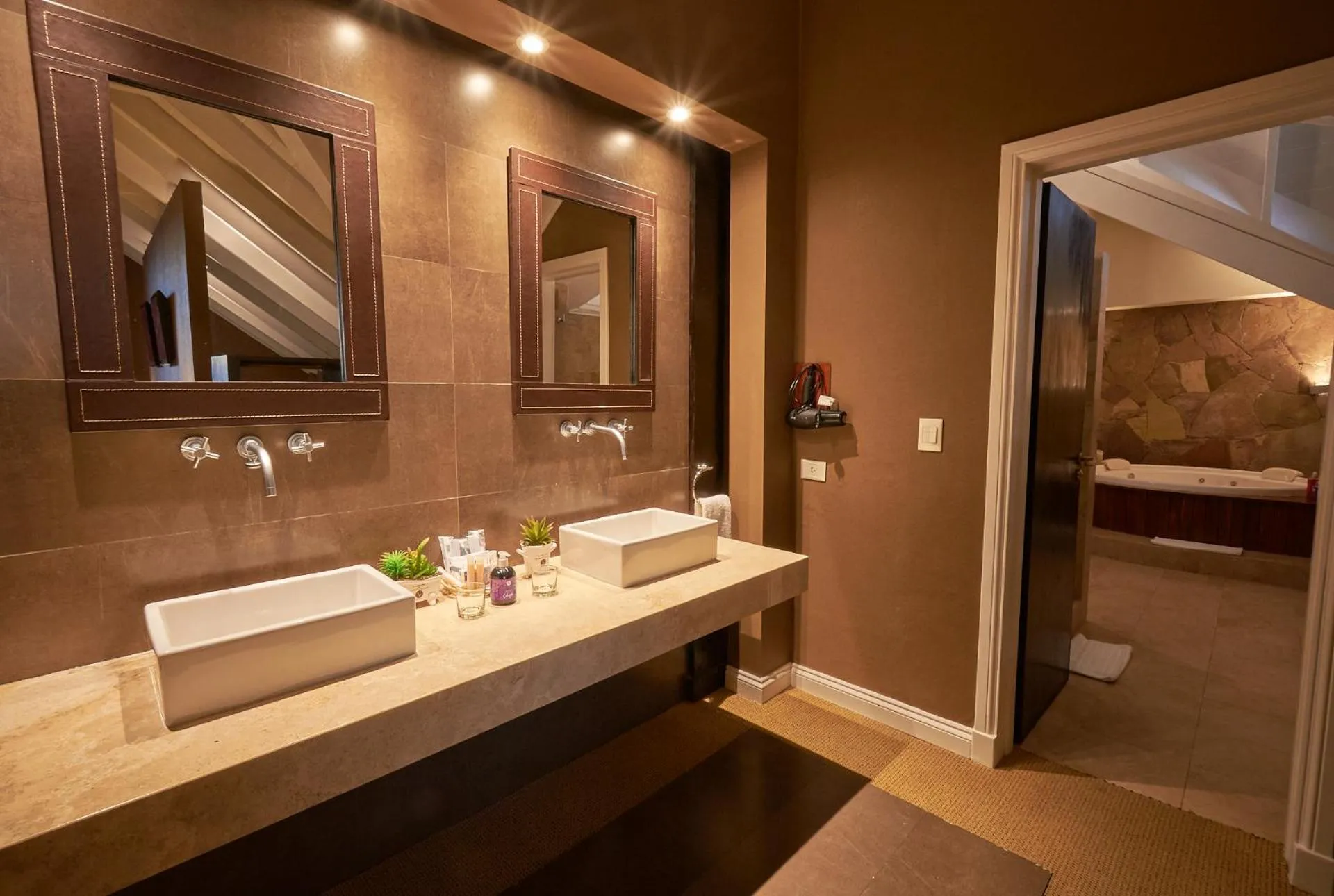 Shower in Alto Calafate Hotel