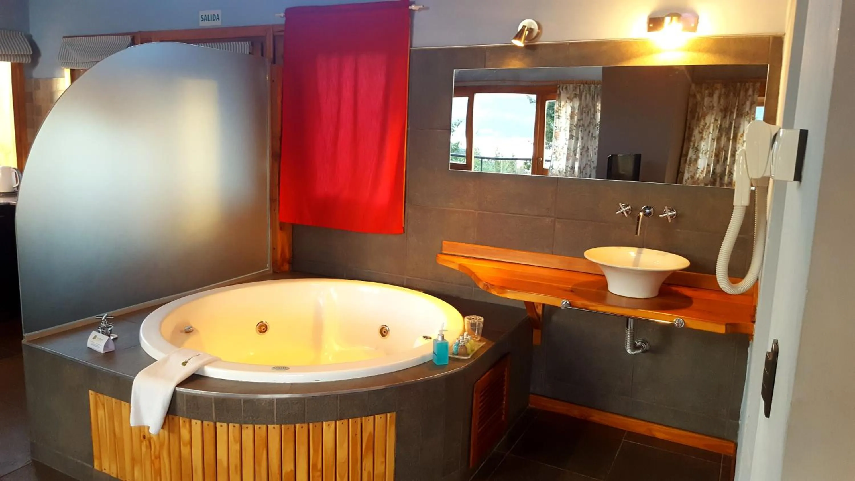 Hot Tub in Casa Del Bosque Aparts