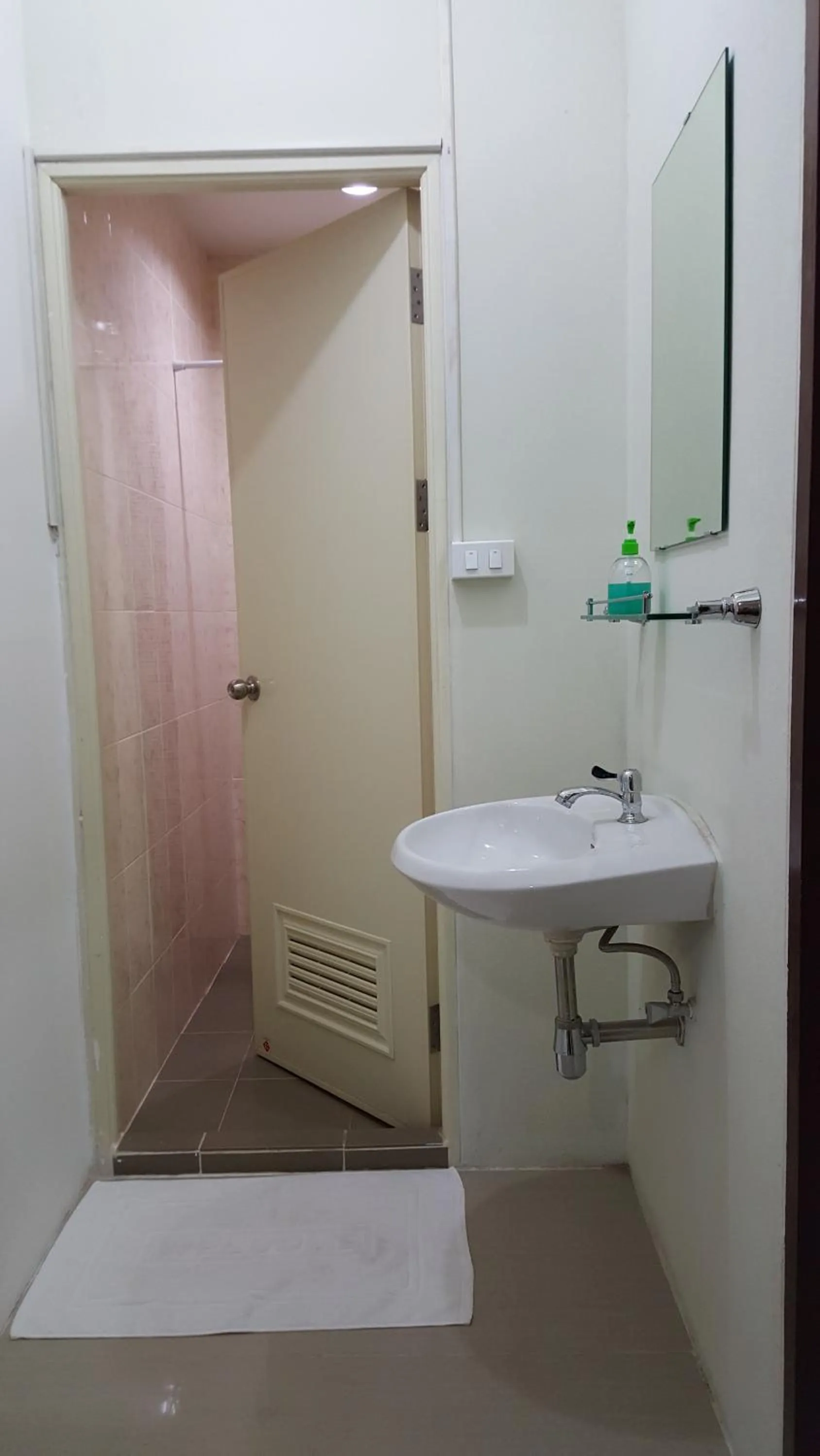 Bathroom in Bangkok Check Inn @Chareon Krung