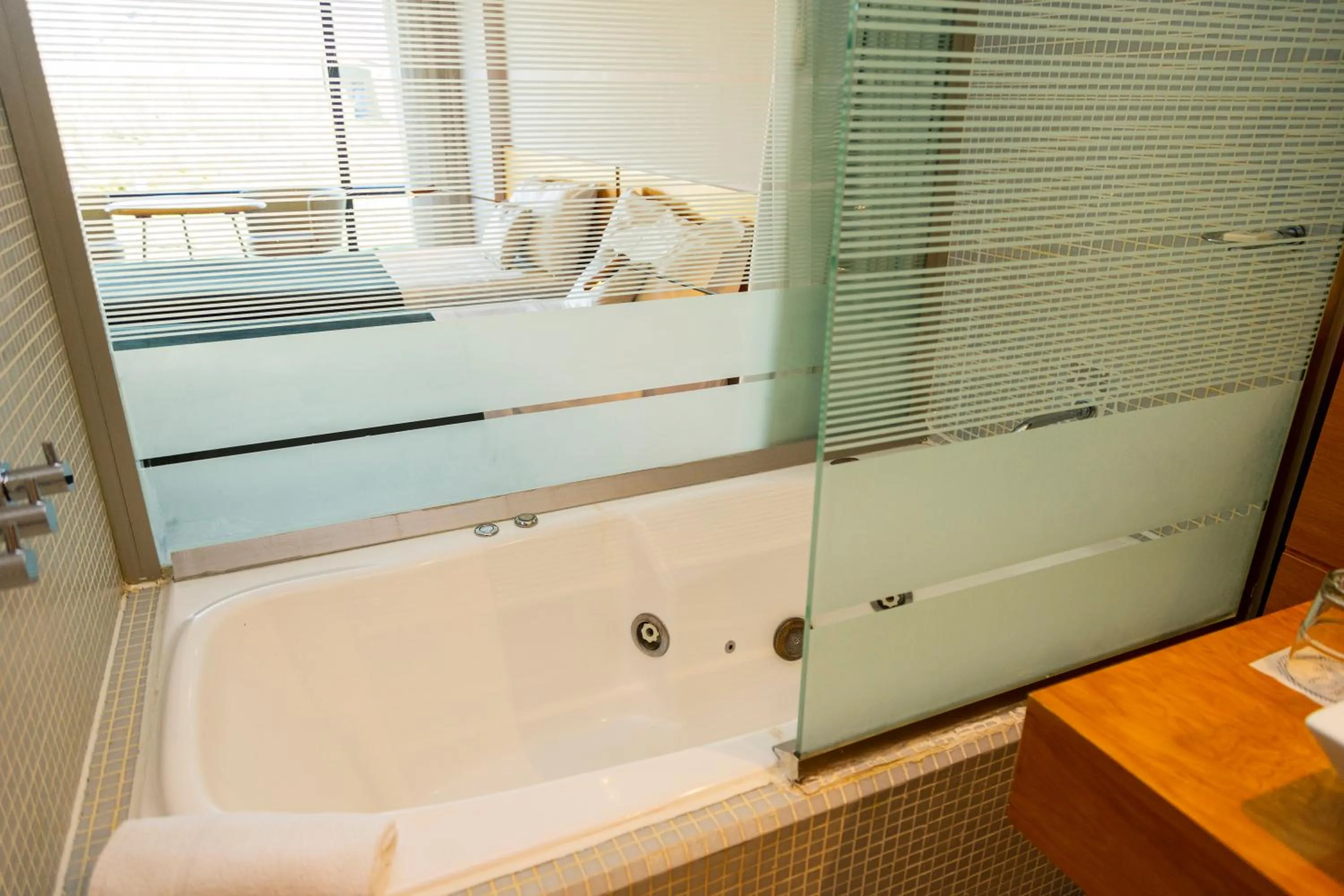 Hot Tub, Bed in Design Suites Calafate