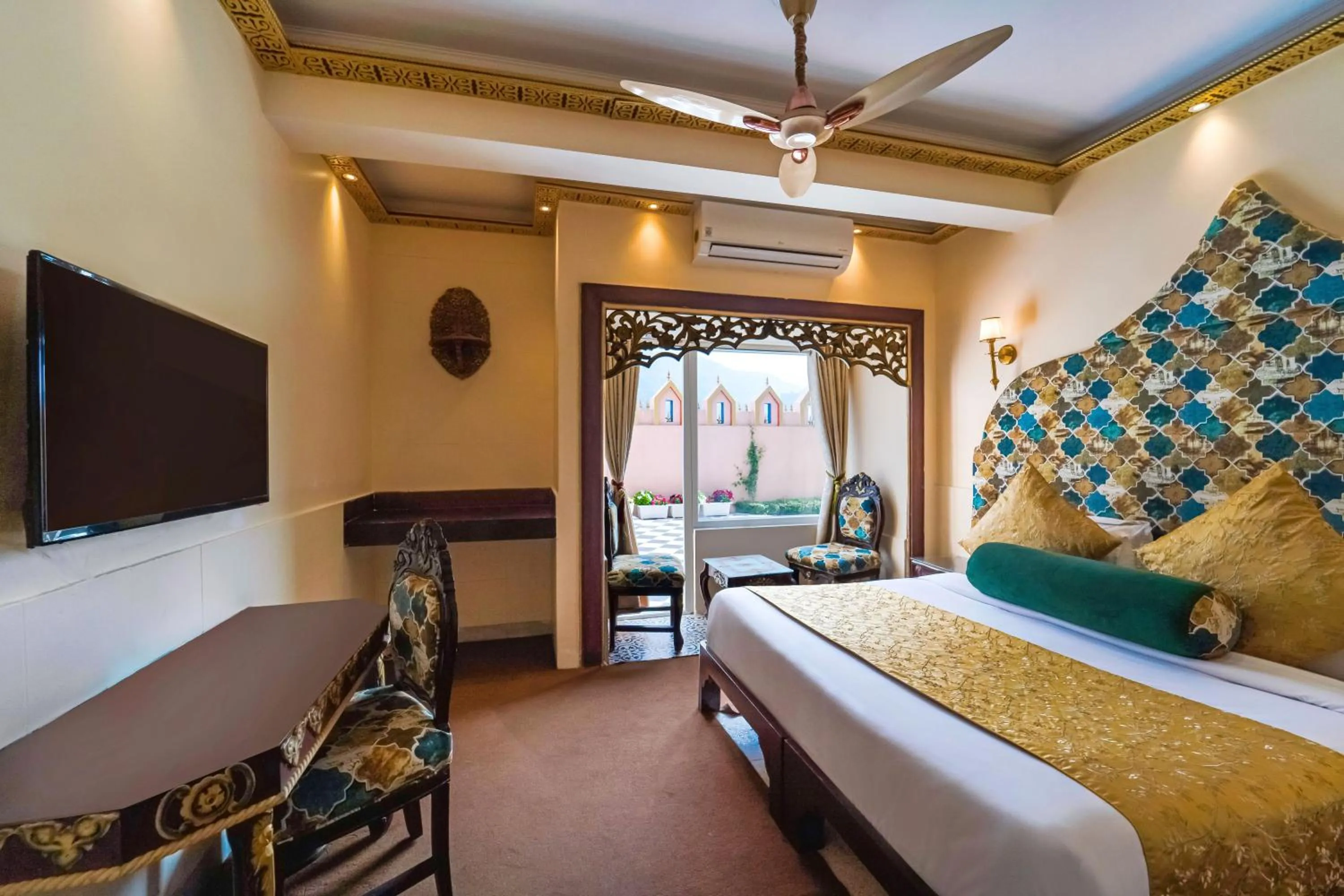 Bed in The Neeraj Ganga Heritage Palace