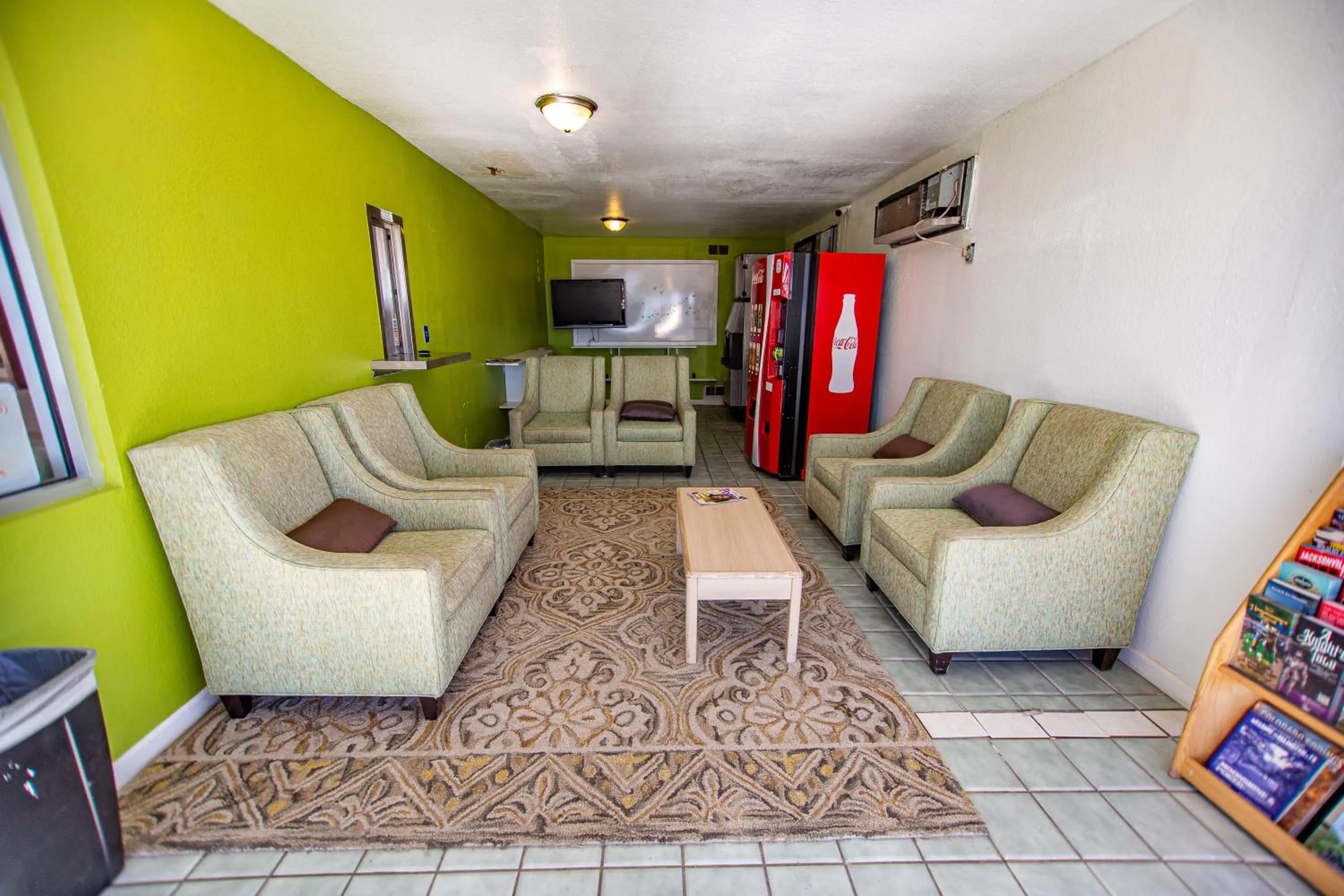 Communal lounge/ TV room in Marifah Inn Sweetwater