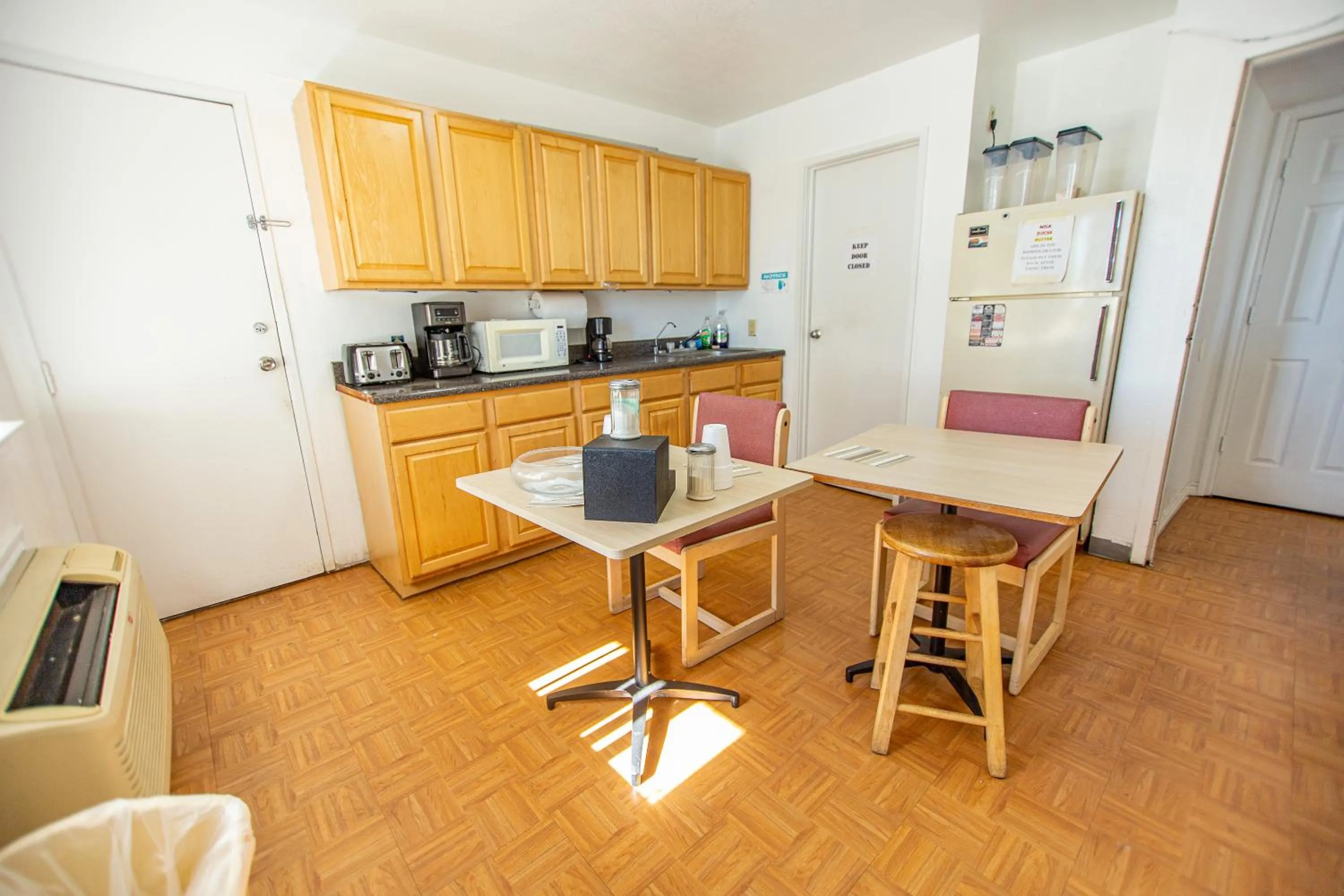 Kitchen or kitchenette in Marifah Inn Sweetwater